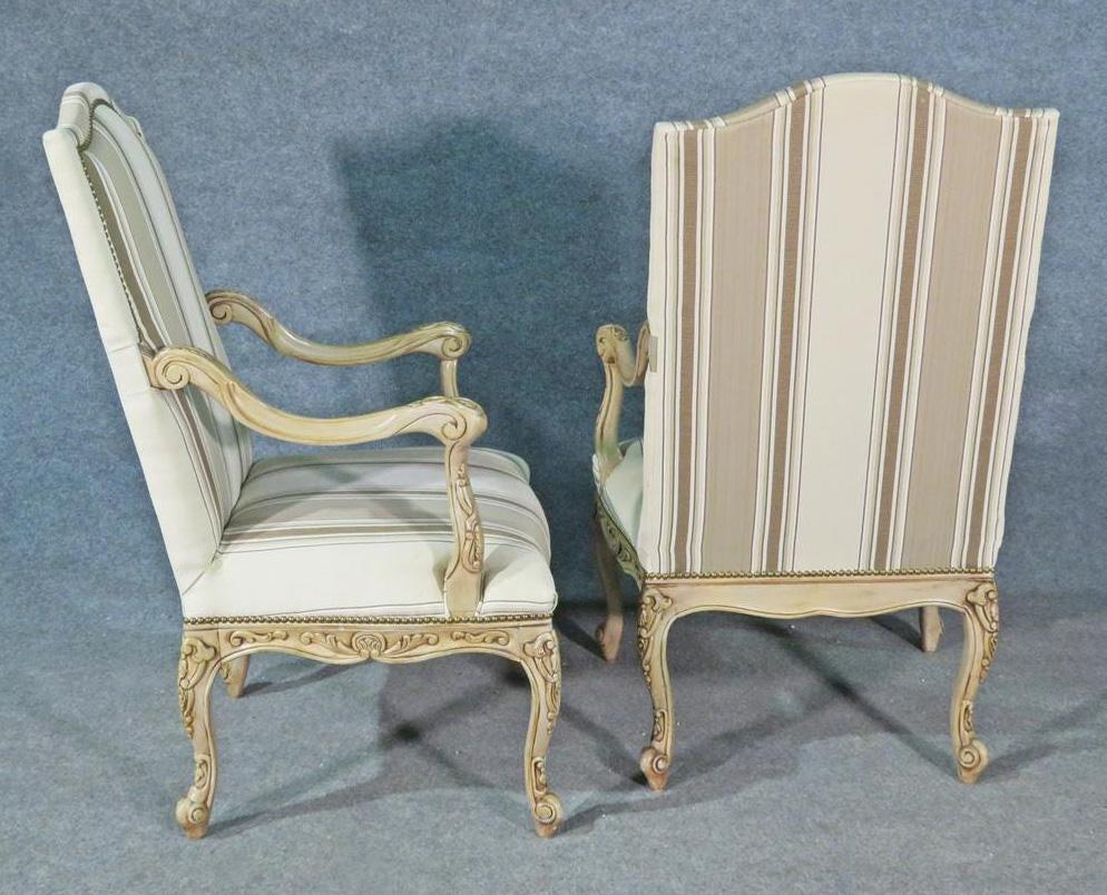 Paar geschnitzte, bemalte französische Sessel im Louis-XV-Stil, um 1960 (Louis XV.) im Angebot