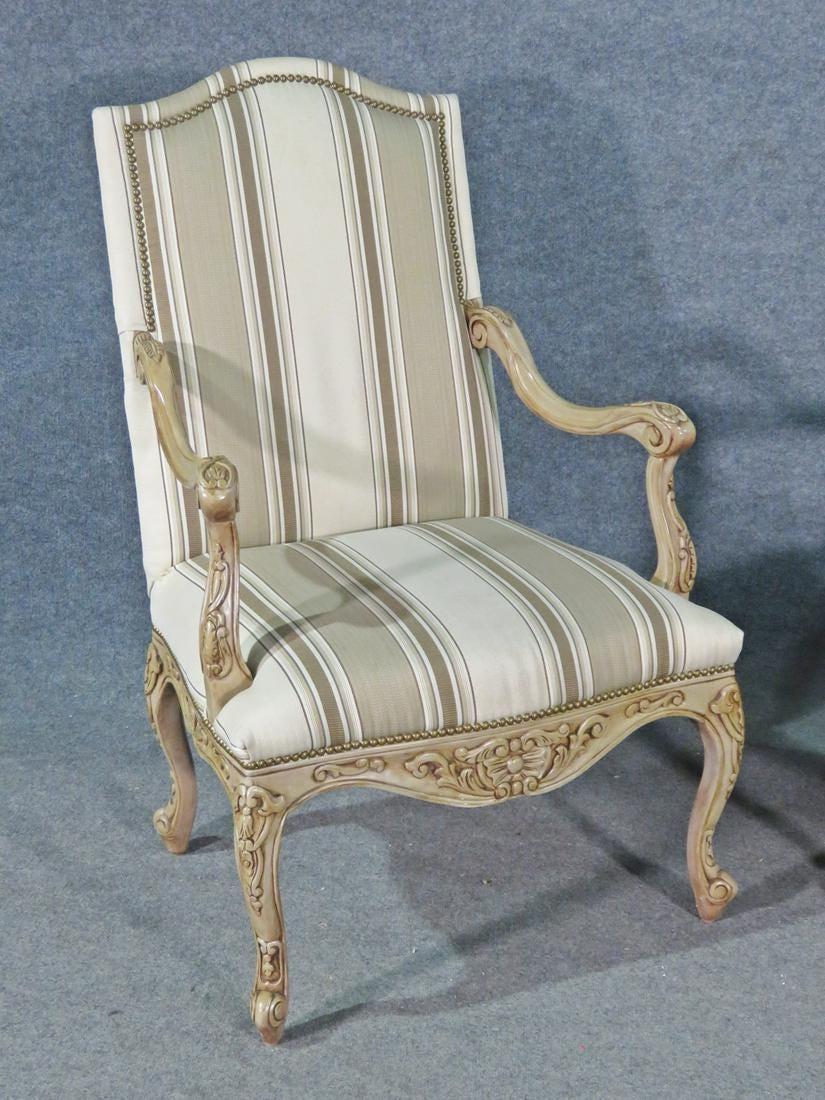 Paar geschnitzte, bemalte französische Sessel im Louis-XV-Stil, um 1960 im Zustand „Gut“ im Angebot in Swedesboro, NJ