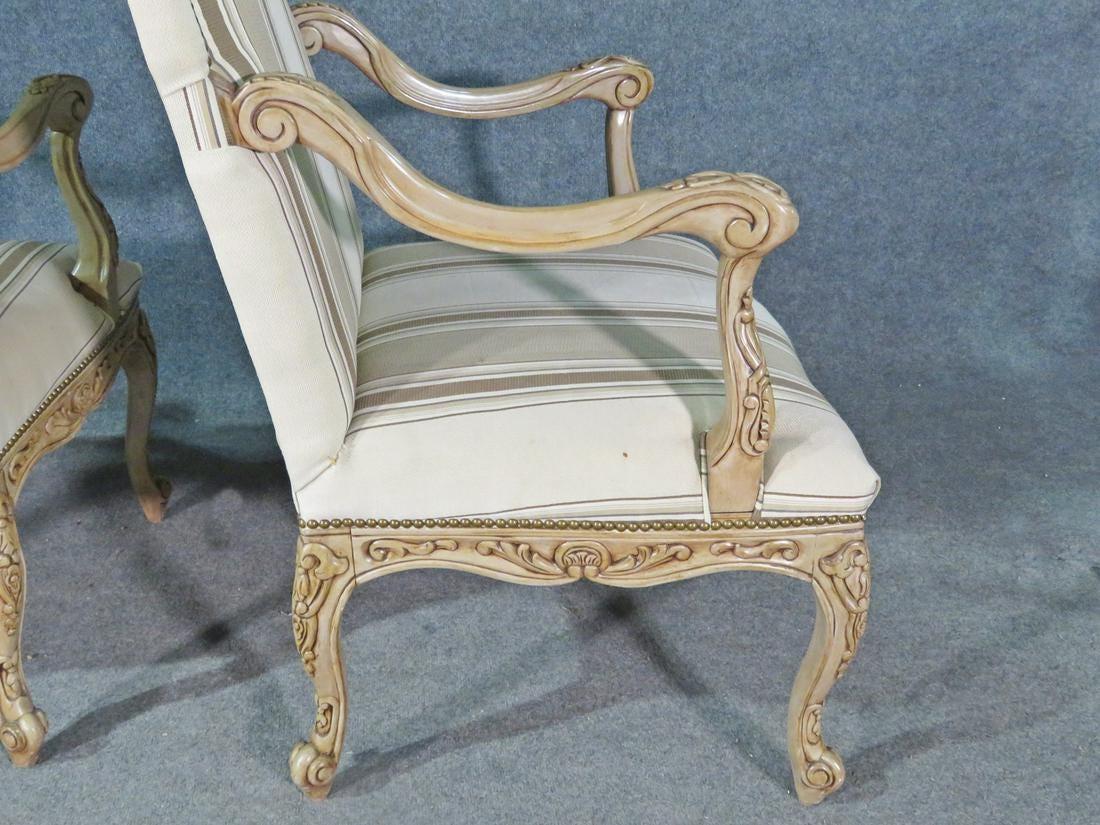 Paar geschnitzte, bemalte französische Sessel im Louis-XV-Stil, um 1960 im Angebot 1