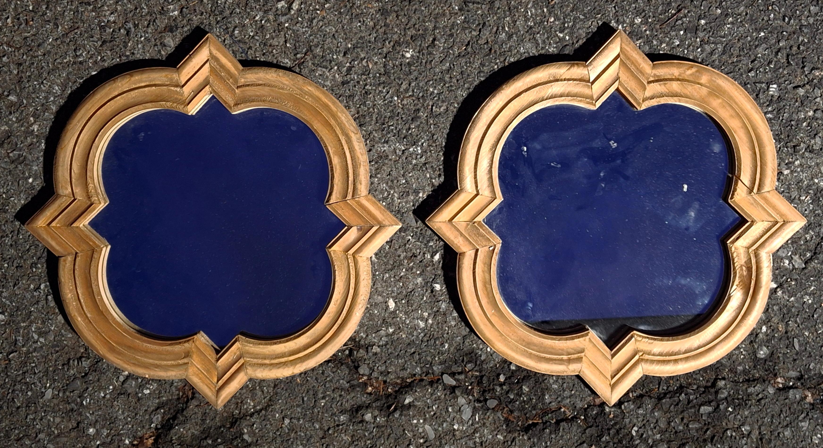 Paire de miroirs en pin anglais brut sculpté de style campagnard.
Dimensions :  18