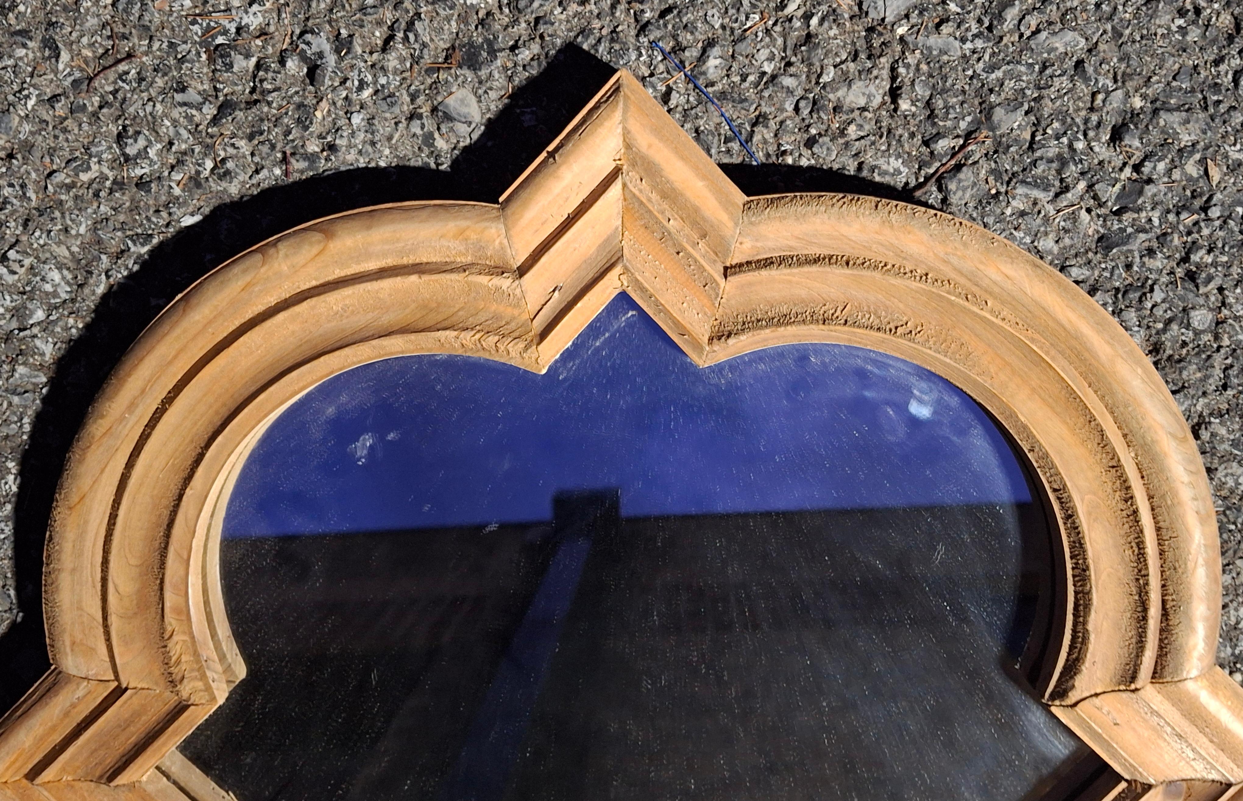 Paire de miroirs en pin anglais brut sculpté Bon état - En vente à Germantown, MD