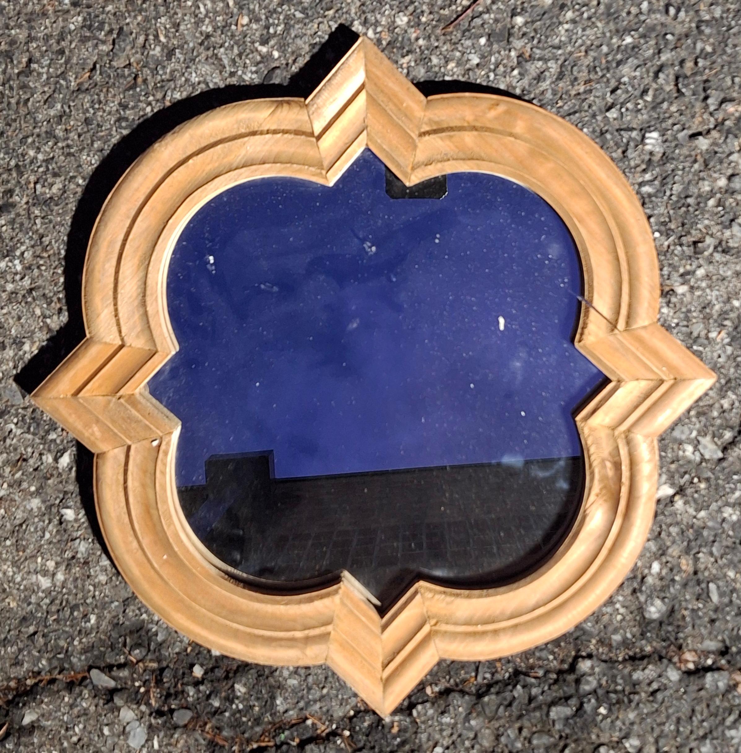 20ième siècle Paire de miroirs en pin anglais brut sculpté en vente