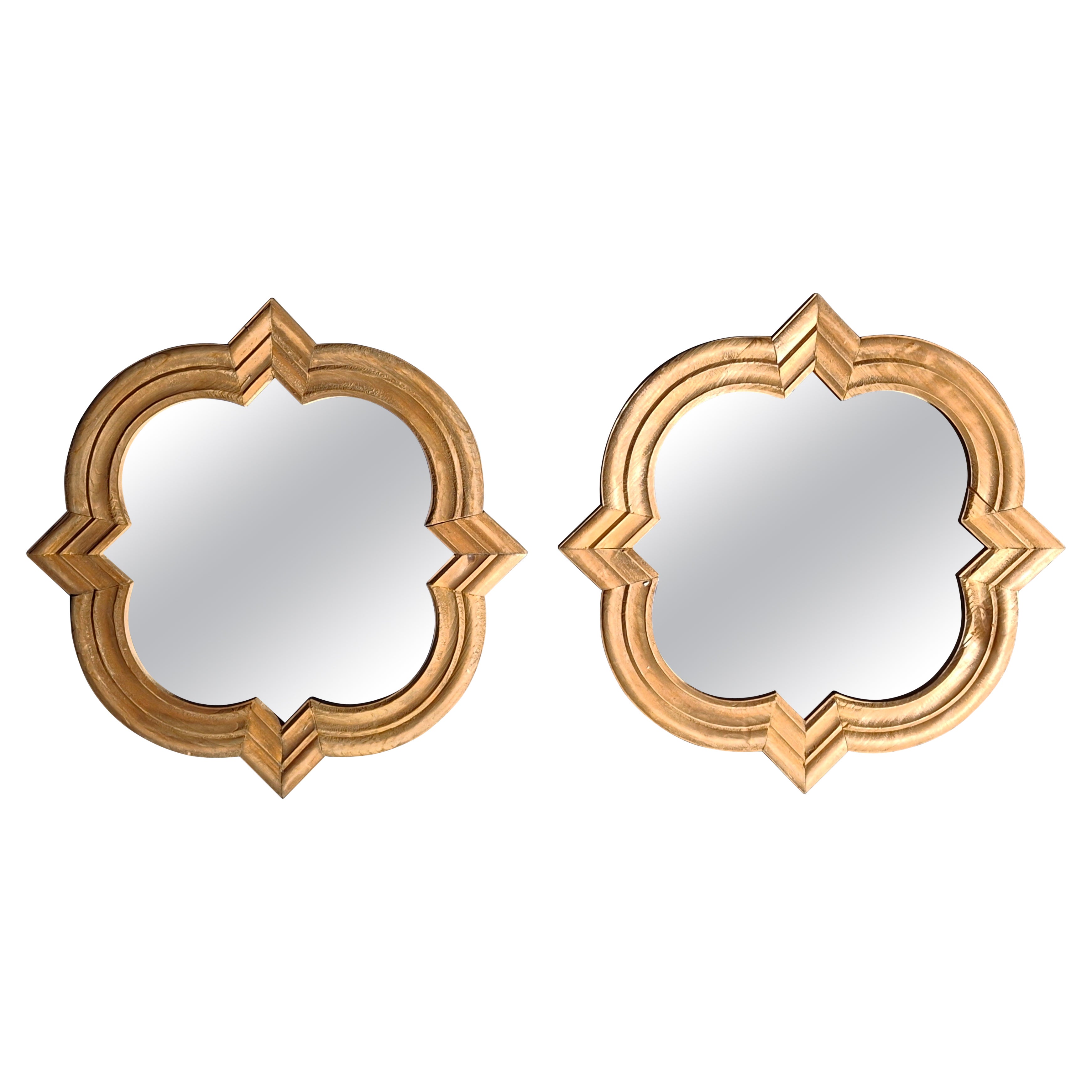 Paire de miroirs en pin anglais brut sculpté en vente