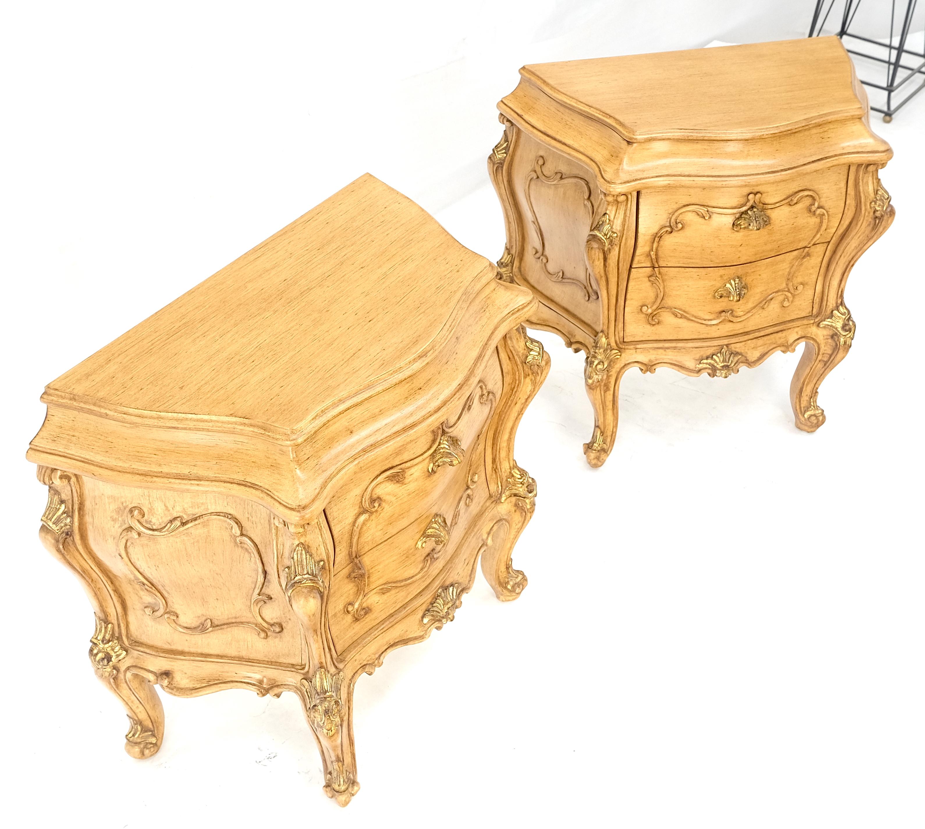 Paire de tables de nuit de style Bombay décorées de volutes sculptées et peintes en vente 2