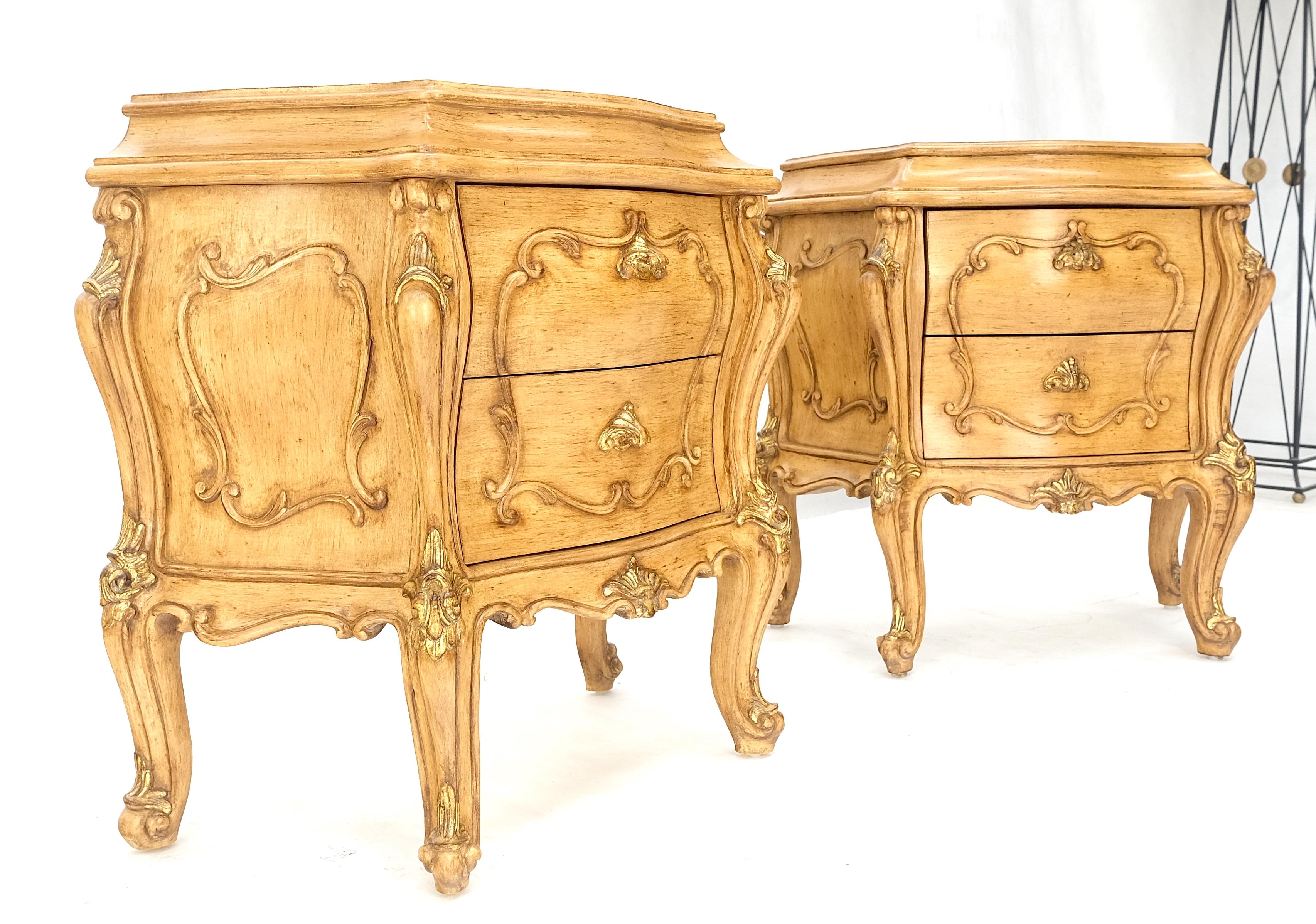 Paire de tables de nuit de style Bombay décorées de volutes sculptées et peintes en vente 3