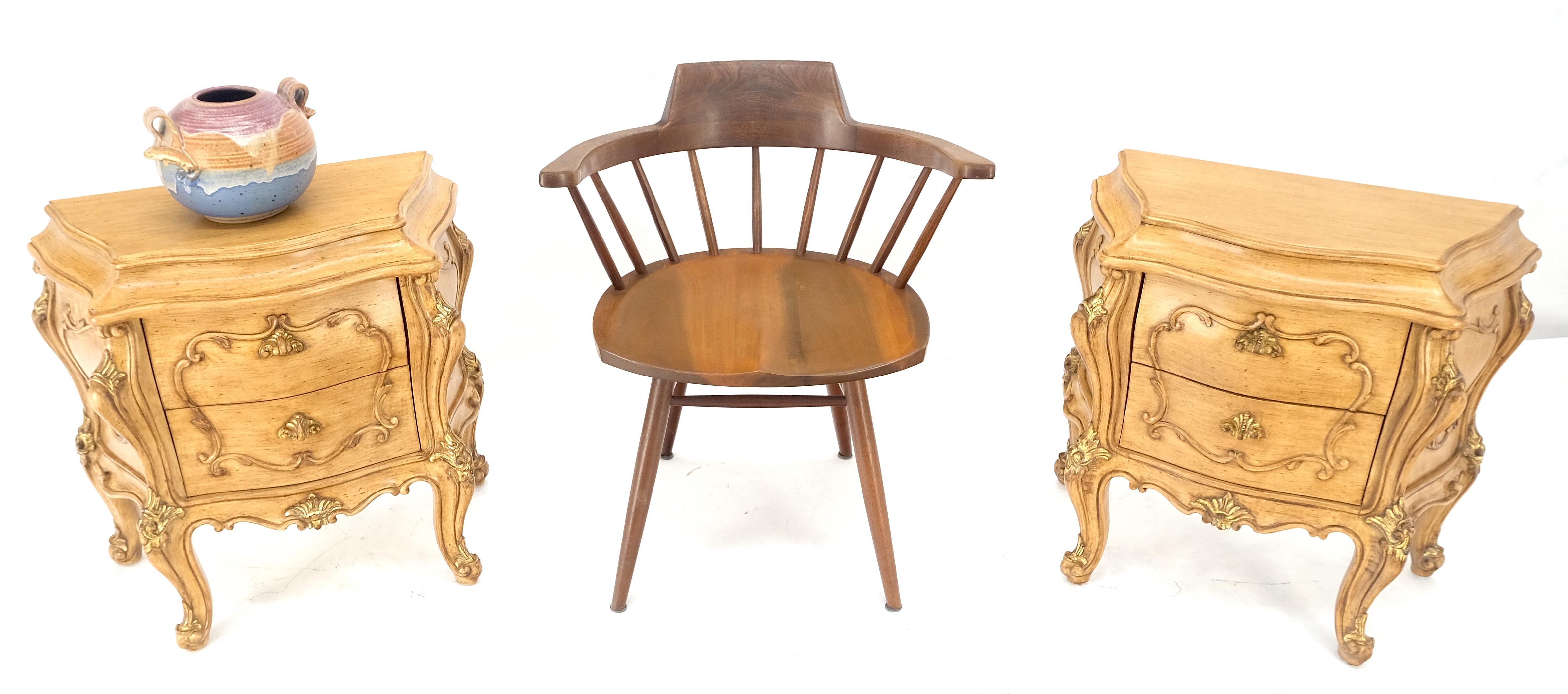Paire de tables de nuit de style Bombay décorées de volutes sculptées et peintes en vente 4