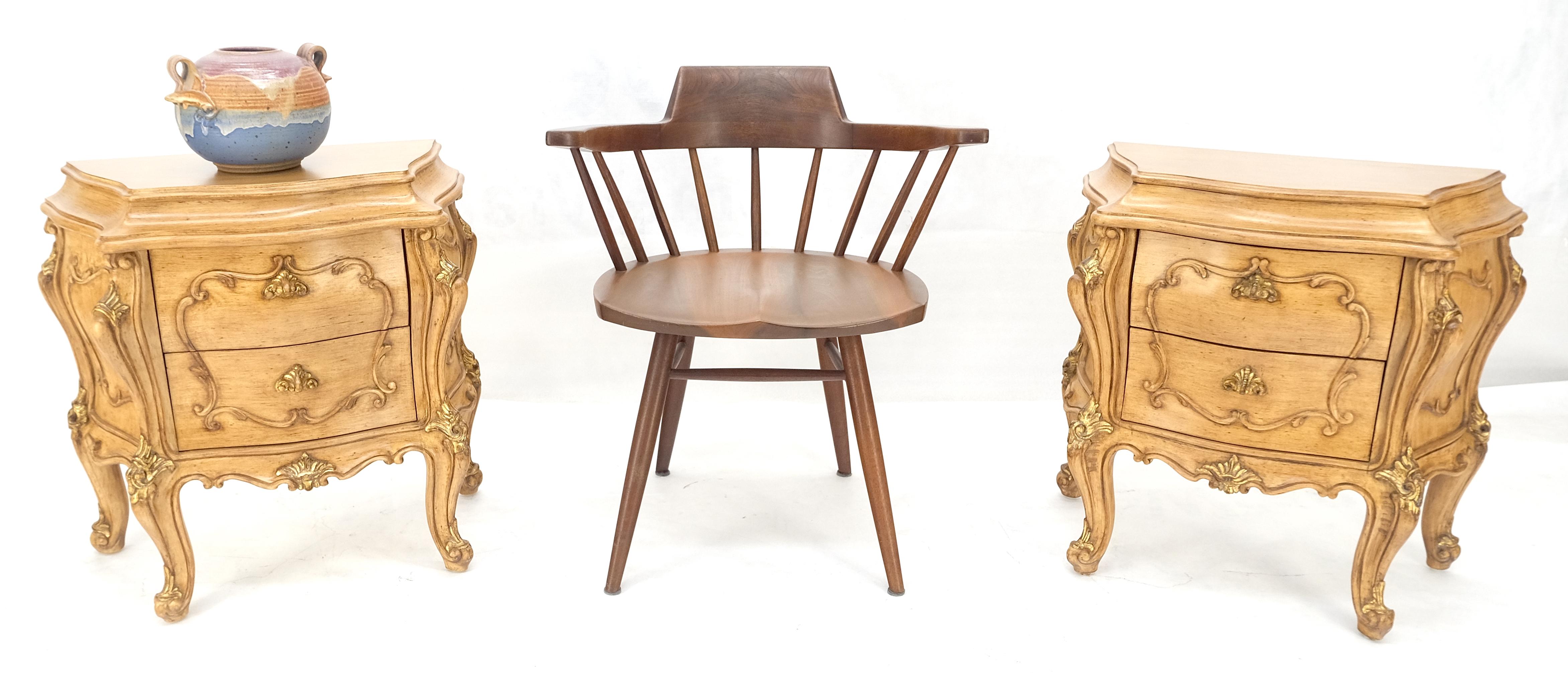Paire de tables de nuit de style Bombay décorées de volutes sculptées et peintes en vente 5
