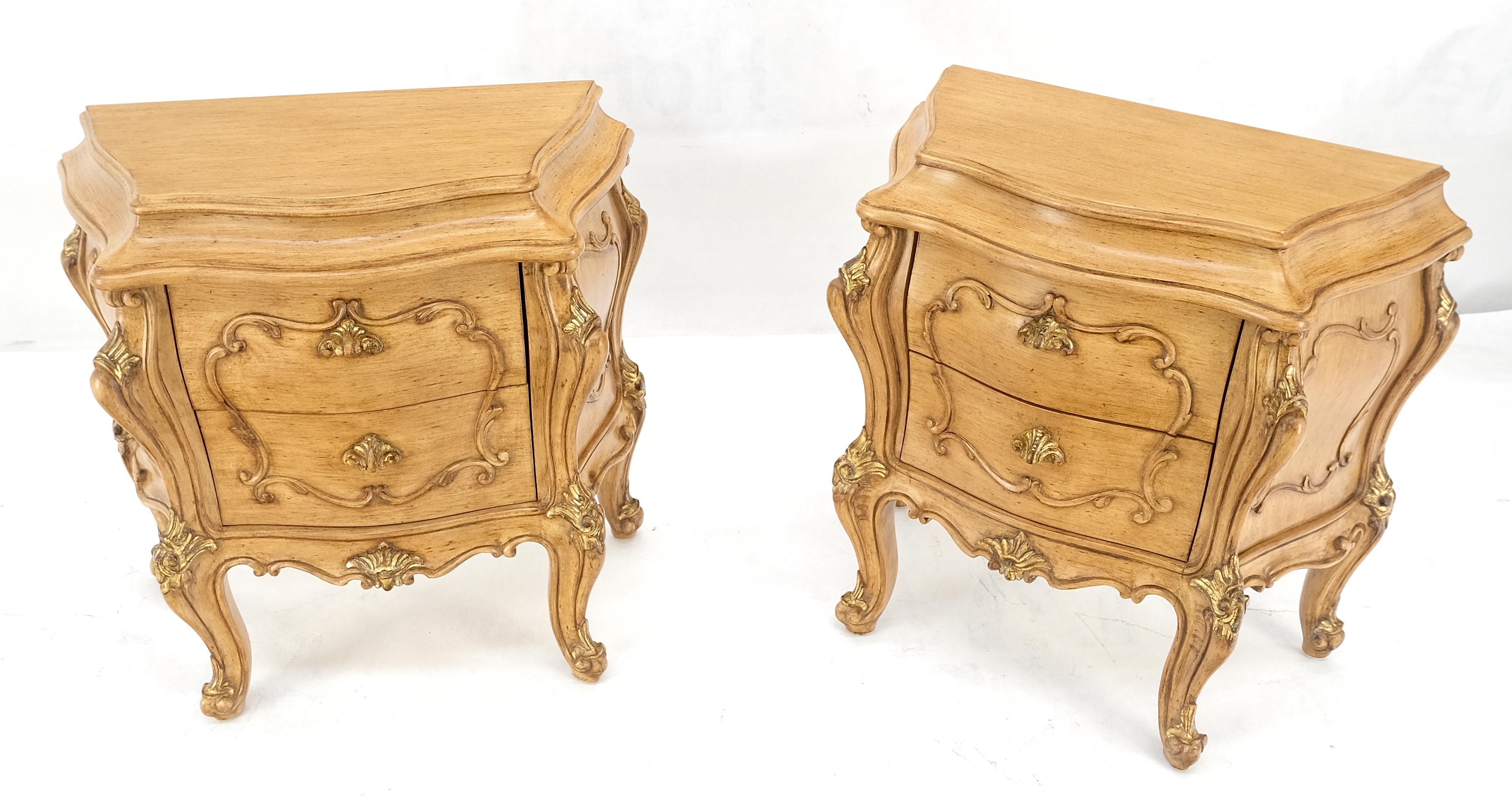 Provincial français Paire de tables de nuit de style Bombay décorées de volutes sculptées et peintes en vente