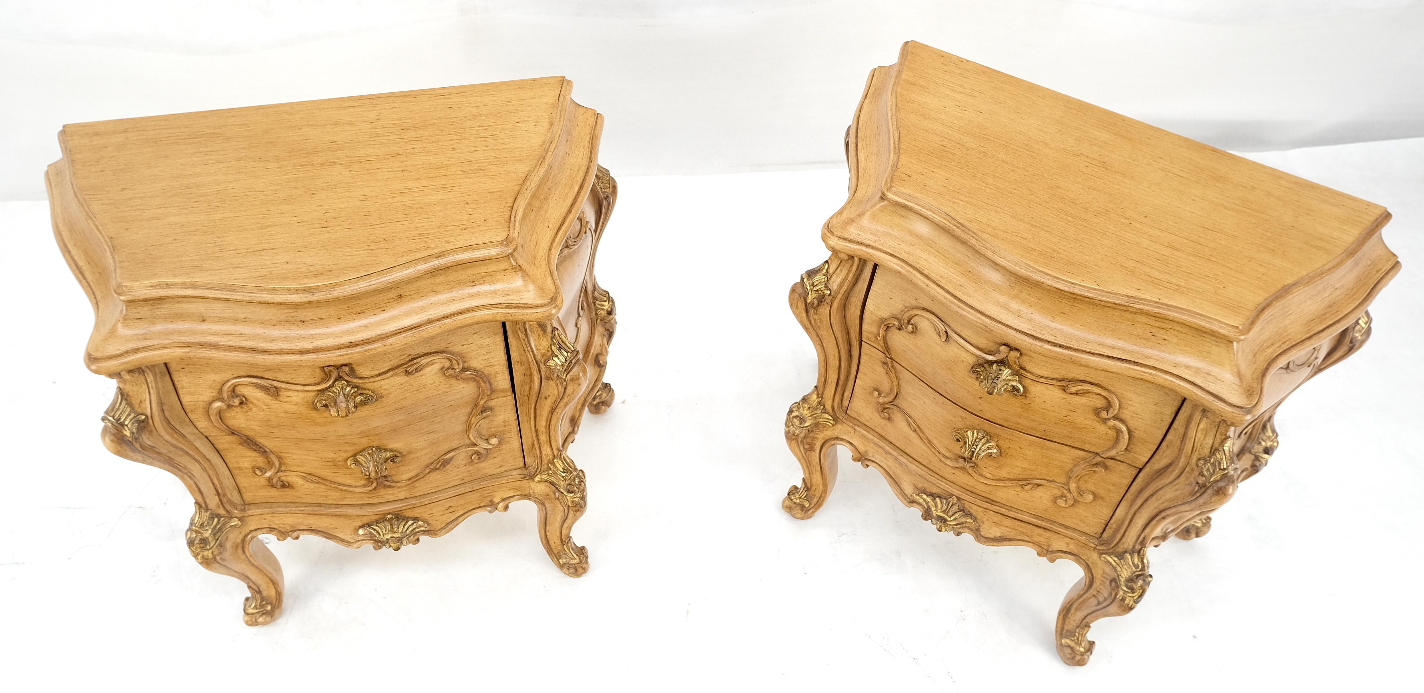 italien Paire de tables de nuit de style Bombay décorées de volutes sculptées et peintes en vente