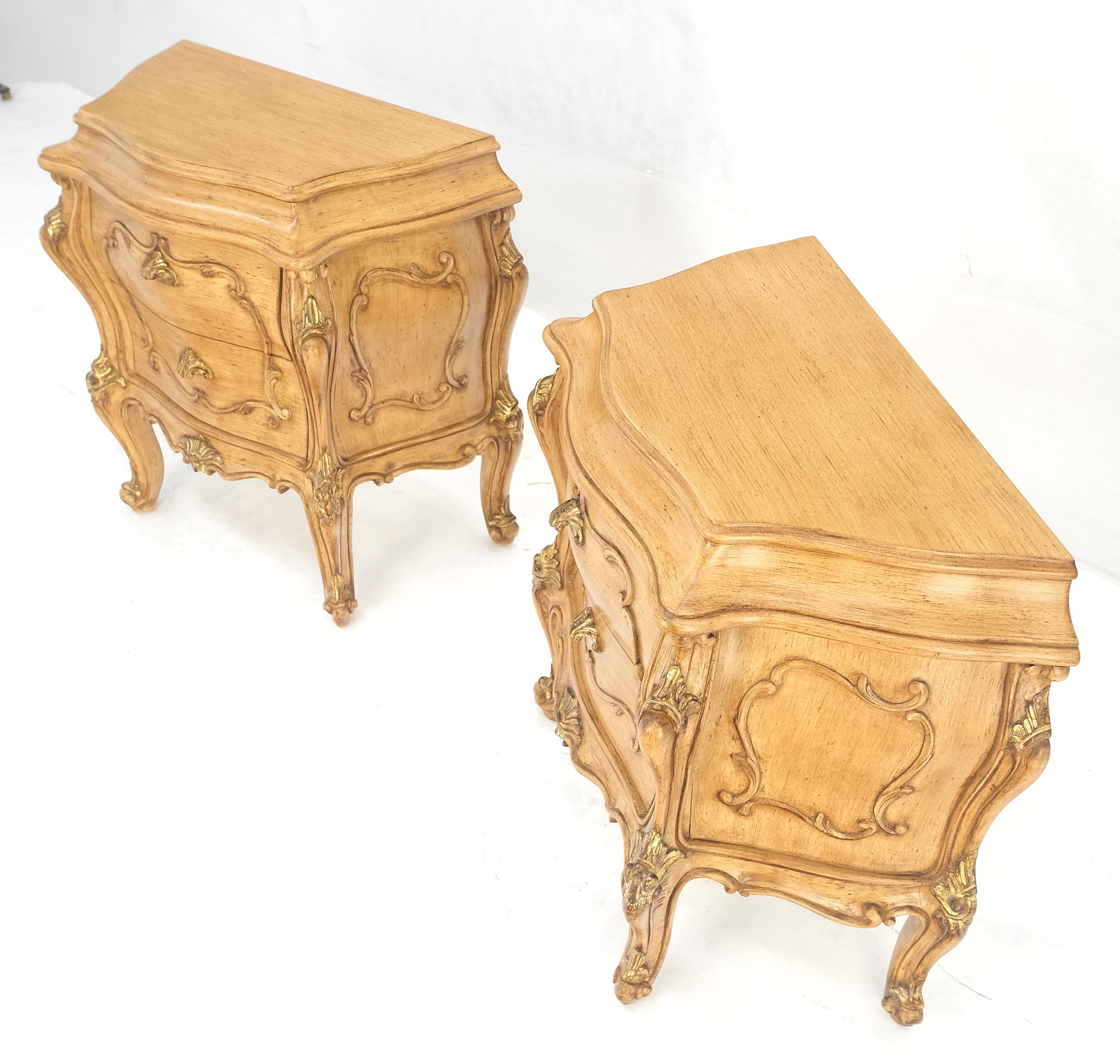 20ième siècle Paire de tables de nuit de style Bombay décorées de volutes sculptées et peintes en vente