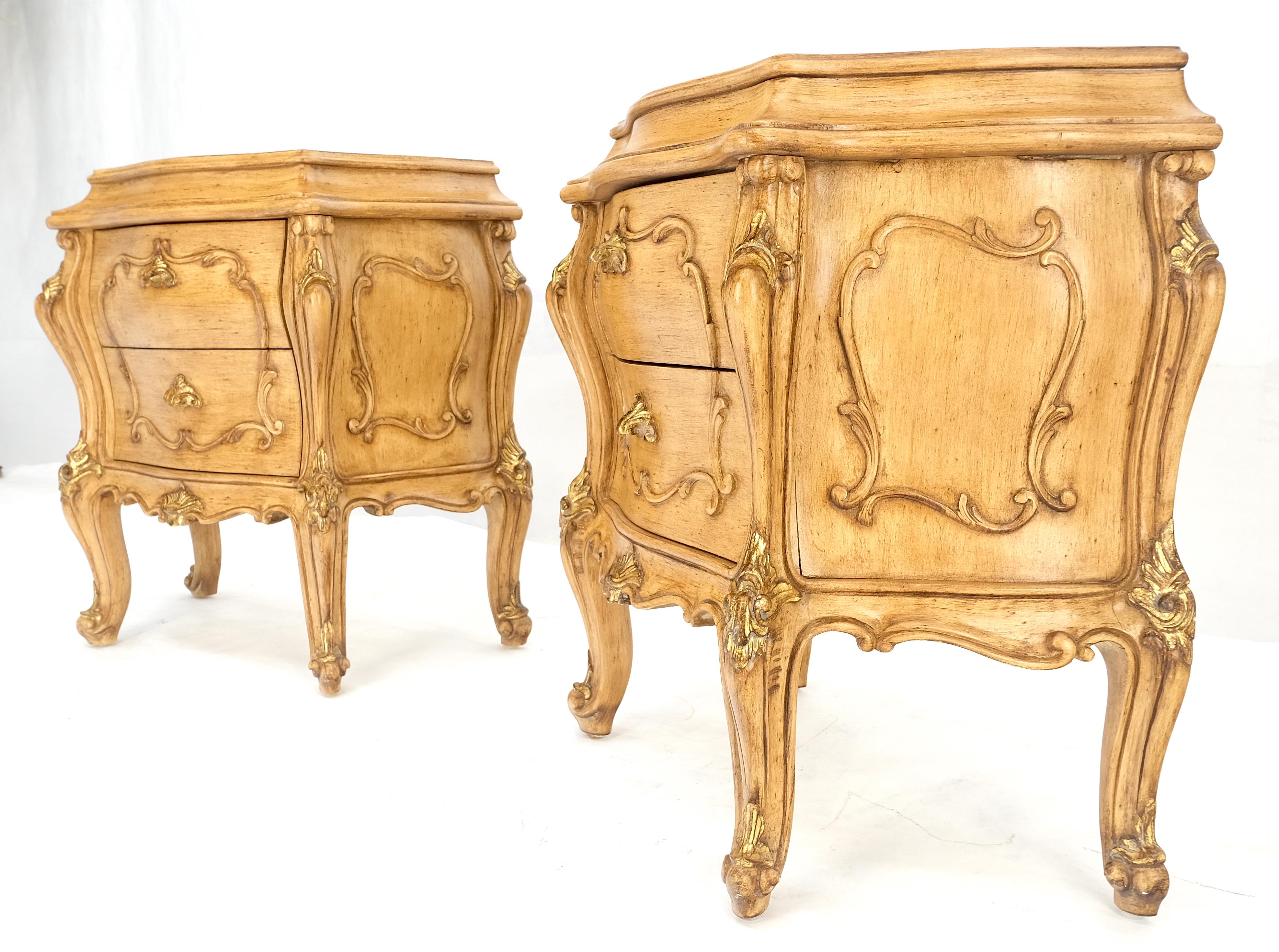 Bois de feuillus Paire de tables de nuit de style Bombay décorées de volutes sculptées et peintes en vente