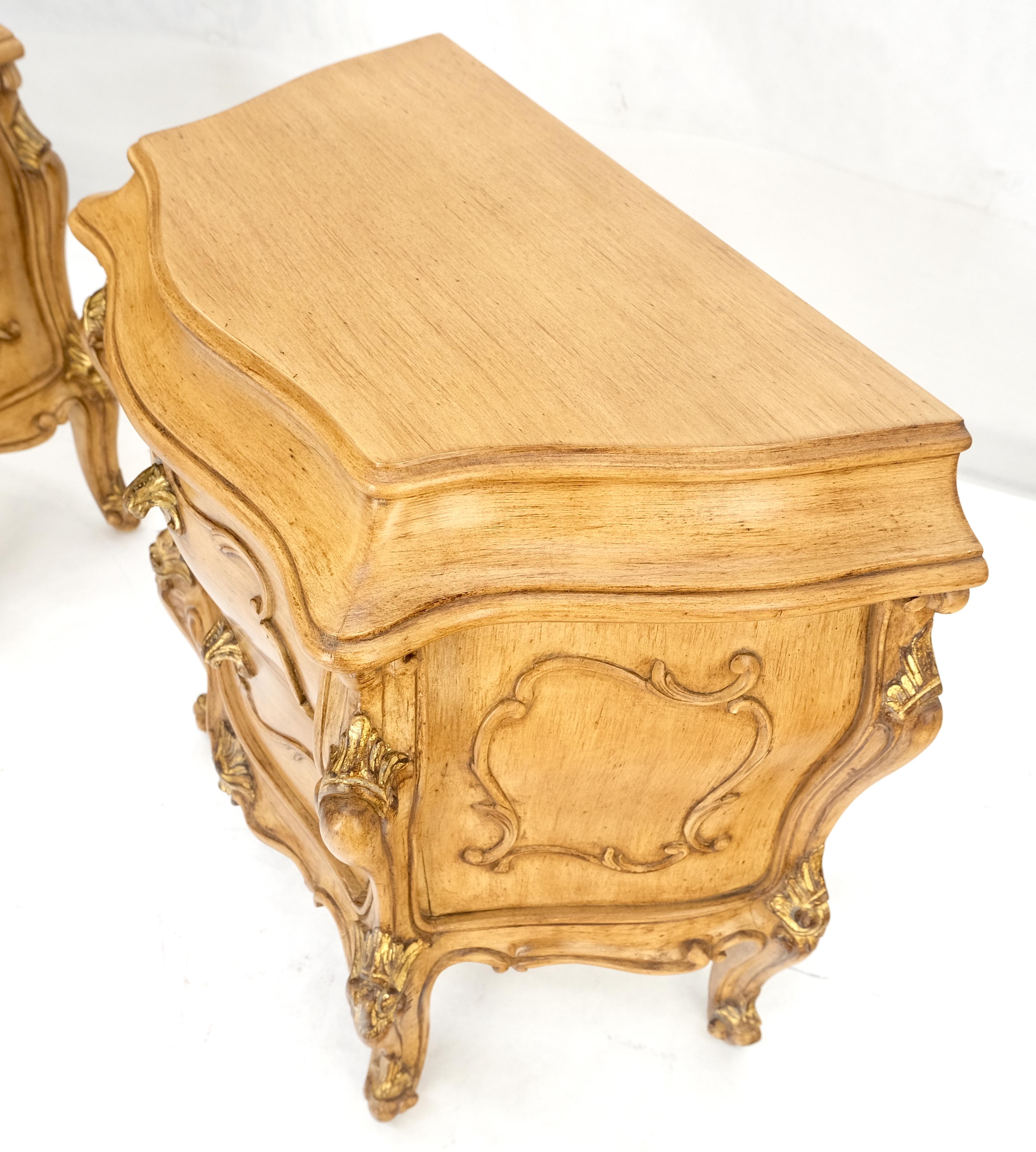 Paire de tables de nuit de style Bombay décorées de volutes sculptées et peintes en vente 1