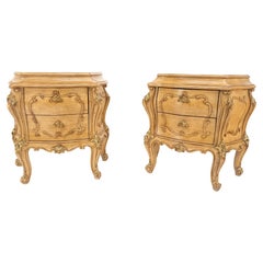 Coppia di comodini in stile Bombay decorati con volute intagliate e dipinti MINT