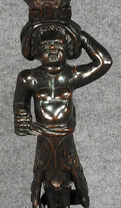 Paar geschnitzte figurale italienische Renaissance-Beistelltische aus Nussbaumholz mit Sockel