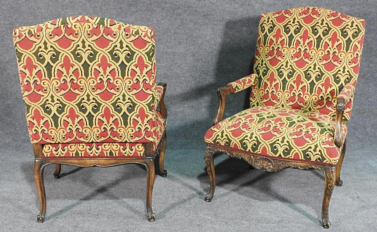 Pair of Carved Walnut French Louis XV Fauteuils Armchairs in Tapestry Upholstery In Good Condition In Swedesboro, NJ
