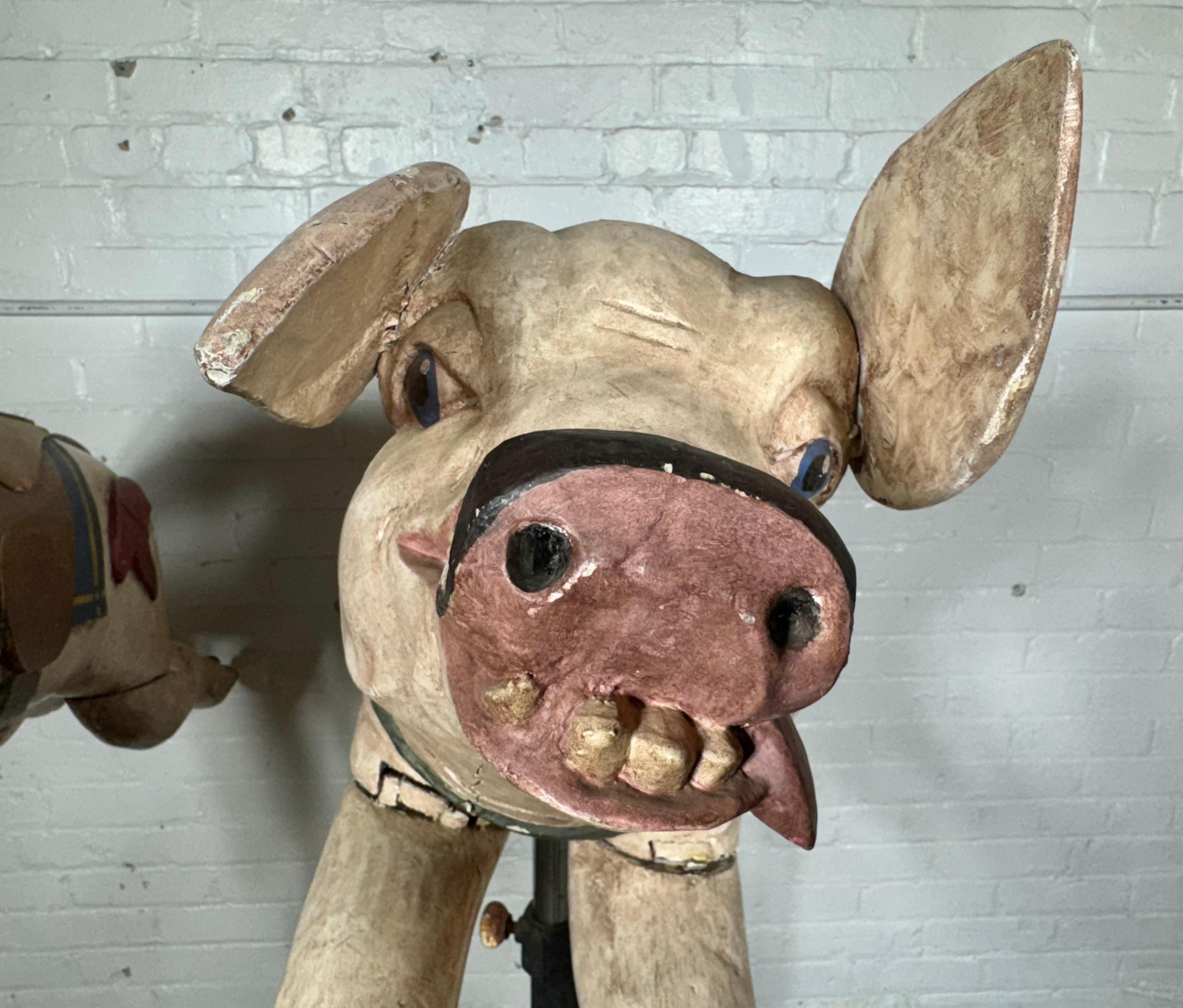 Pareja de cerdos de carrusel de madera tallada, mediados del siglo XX , Francia en venta 4
