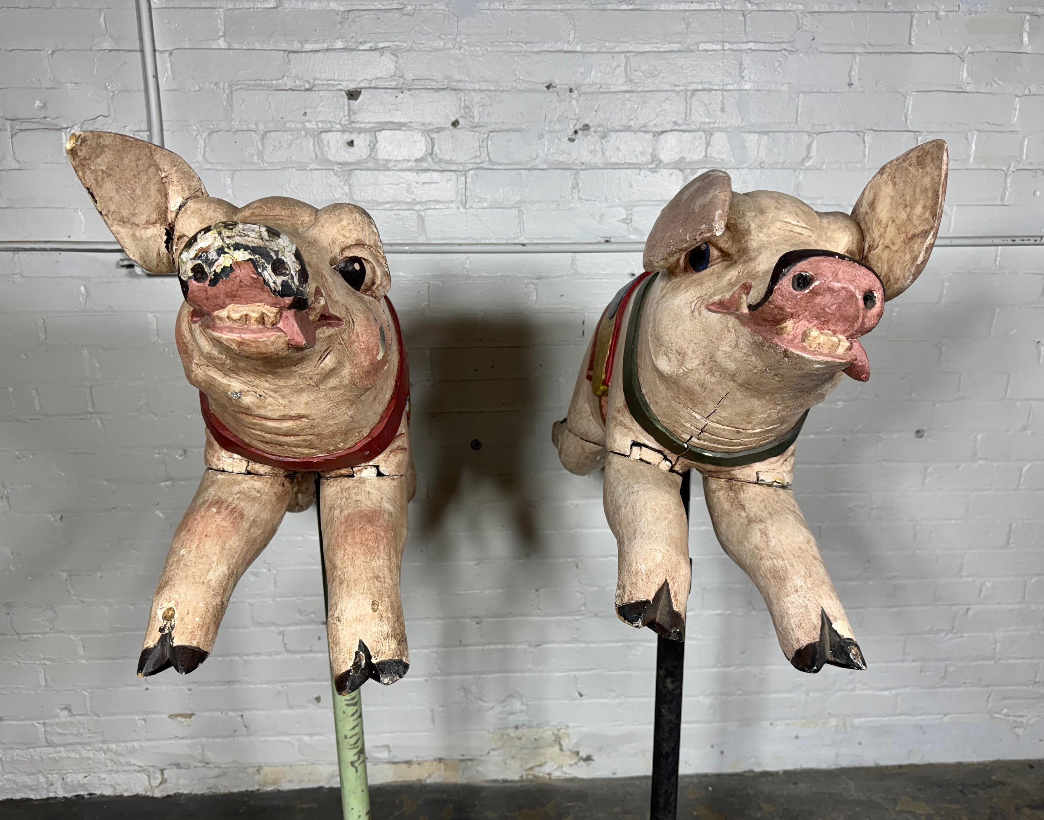 Pareja de cerdos de carrusel de madera tallada, mediados del siglo XX , Francia en venta 5