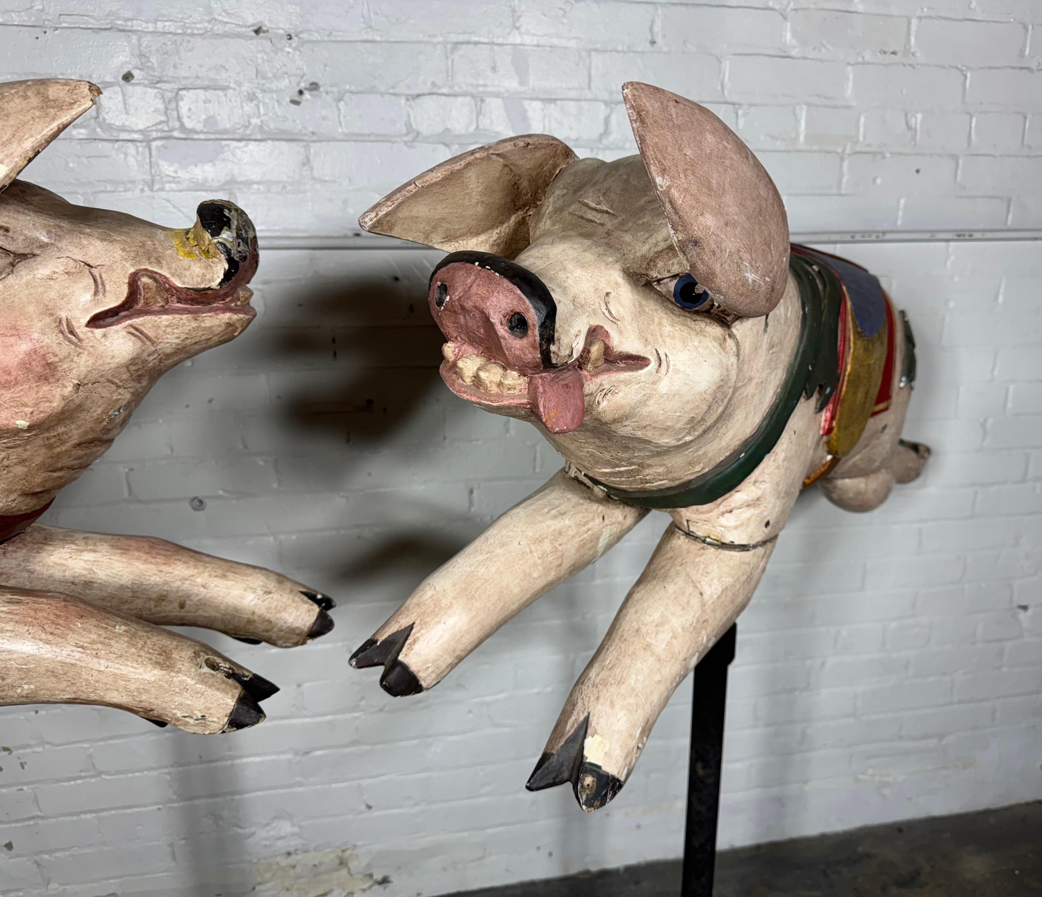 Pareja de cerdos de carrusel de madera tallada, mediados del siglo XX , Francia en venta 6