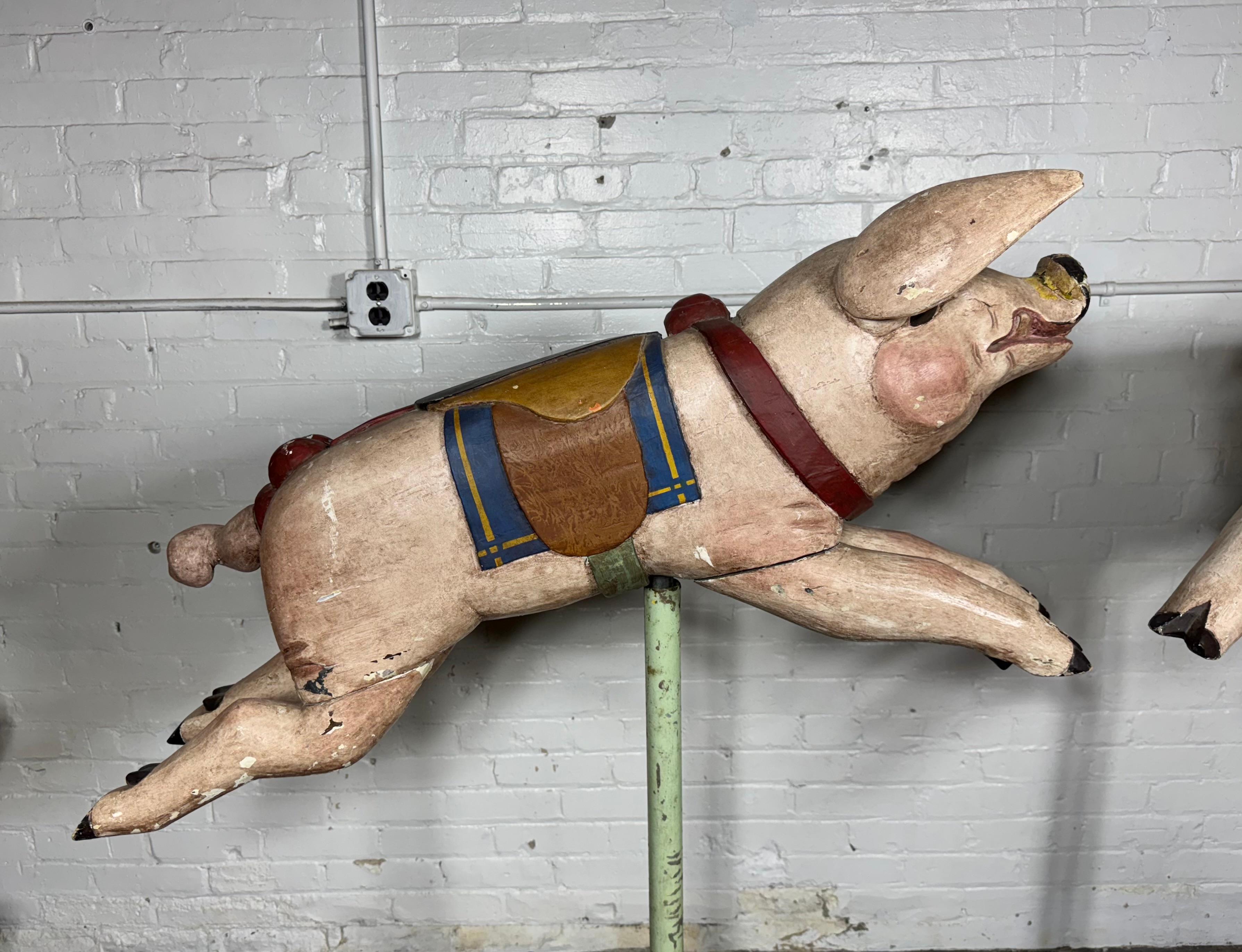Pareja de cerdos de carrusel de madera tallada, mediados del siglo XX , Francia en venta 7