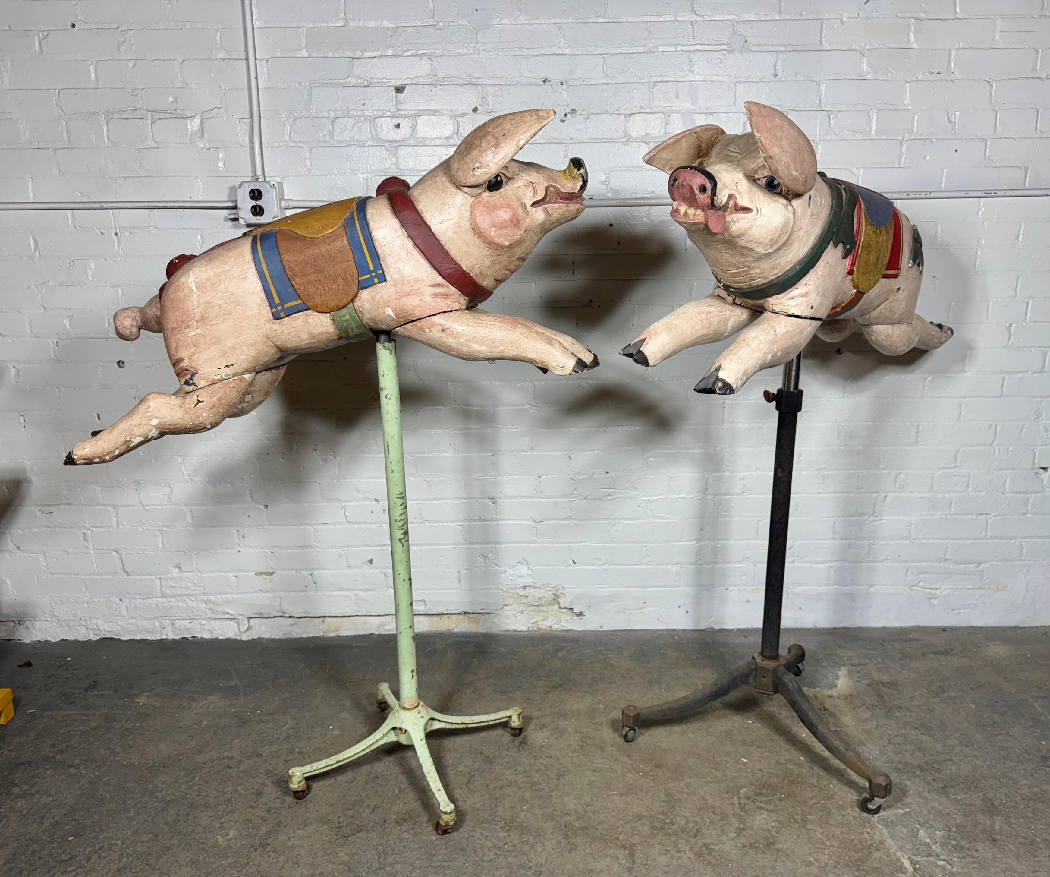 Pareja de cerdos de carrusel de madera tallada, mediados del siglo XX , Francia en venta 8