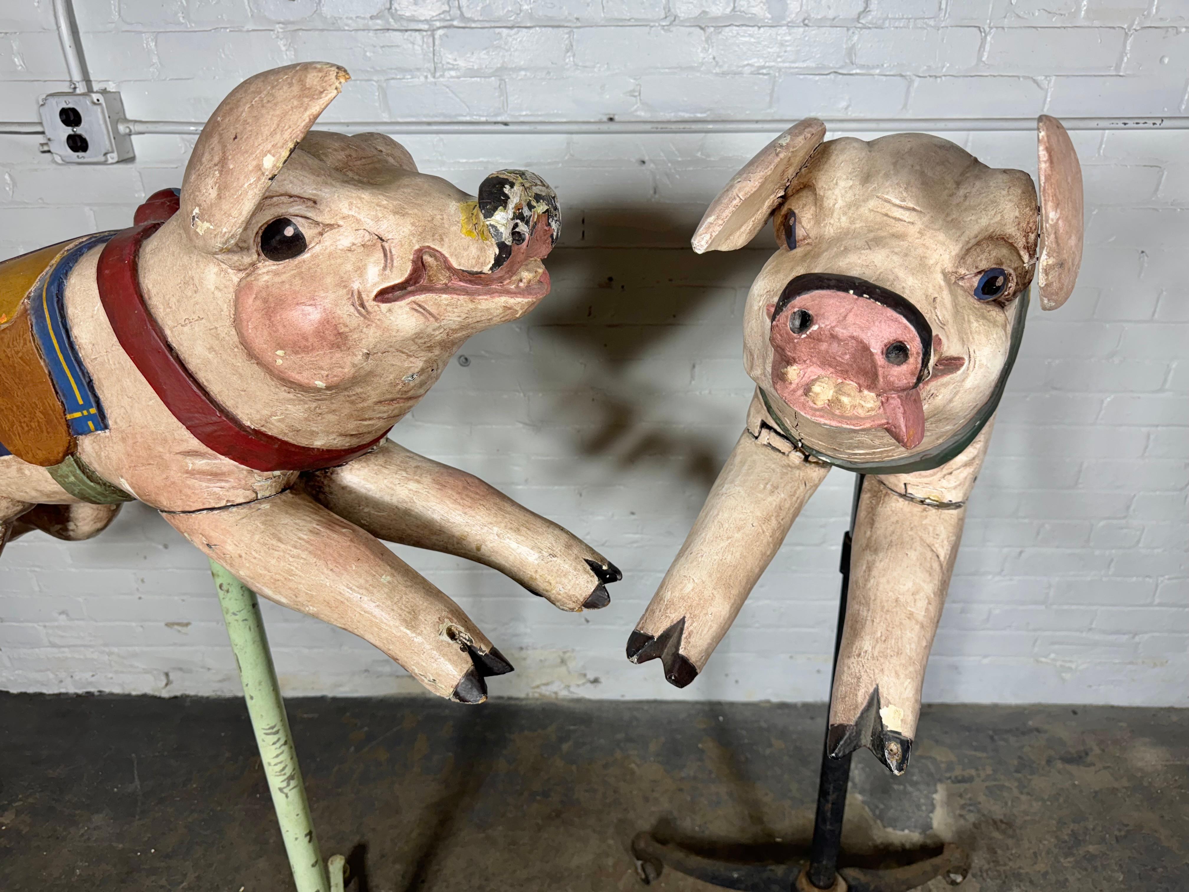 Añade un toque de fantasía a tu espacio con estas encantadoras figuras antiguas de carrusel... con cerdos de madera tallada. Elaborada con precisión y montada sobre una robusta base de metal industrial vintage, esta pieza de carrusel muestra la