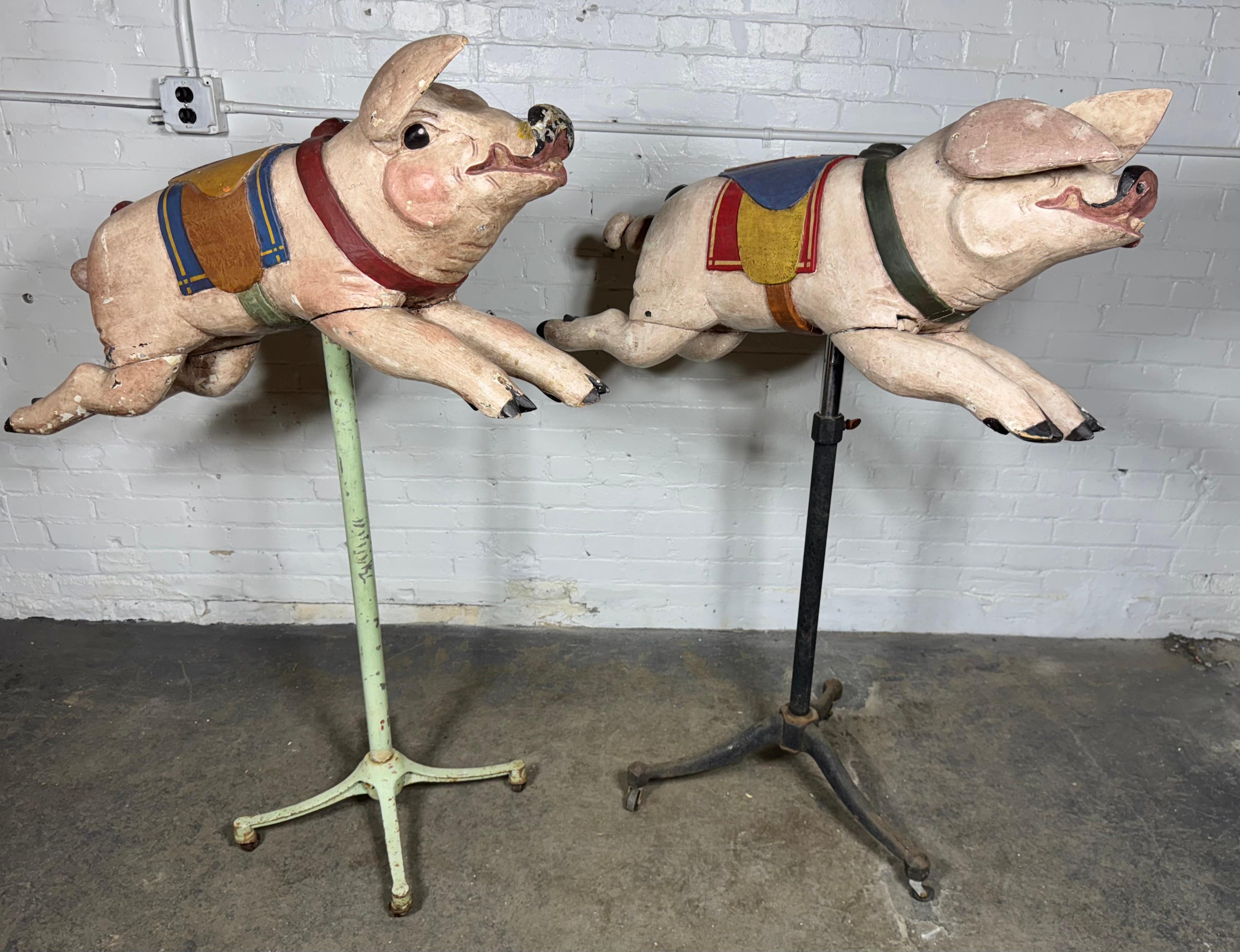 Pareja de cerdos de carrusel de madera tallada, mediados del siglo XX , Francia Arte popular en venta