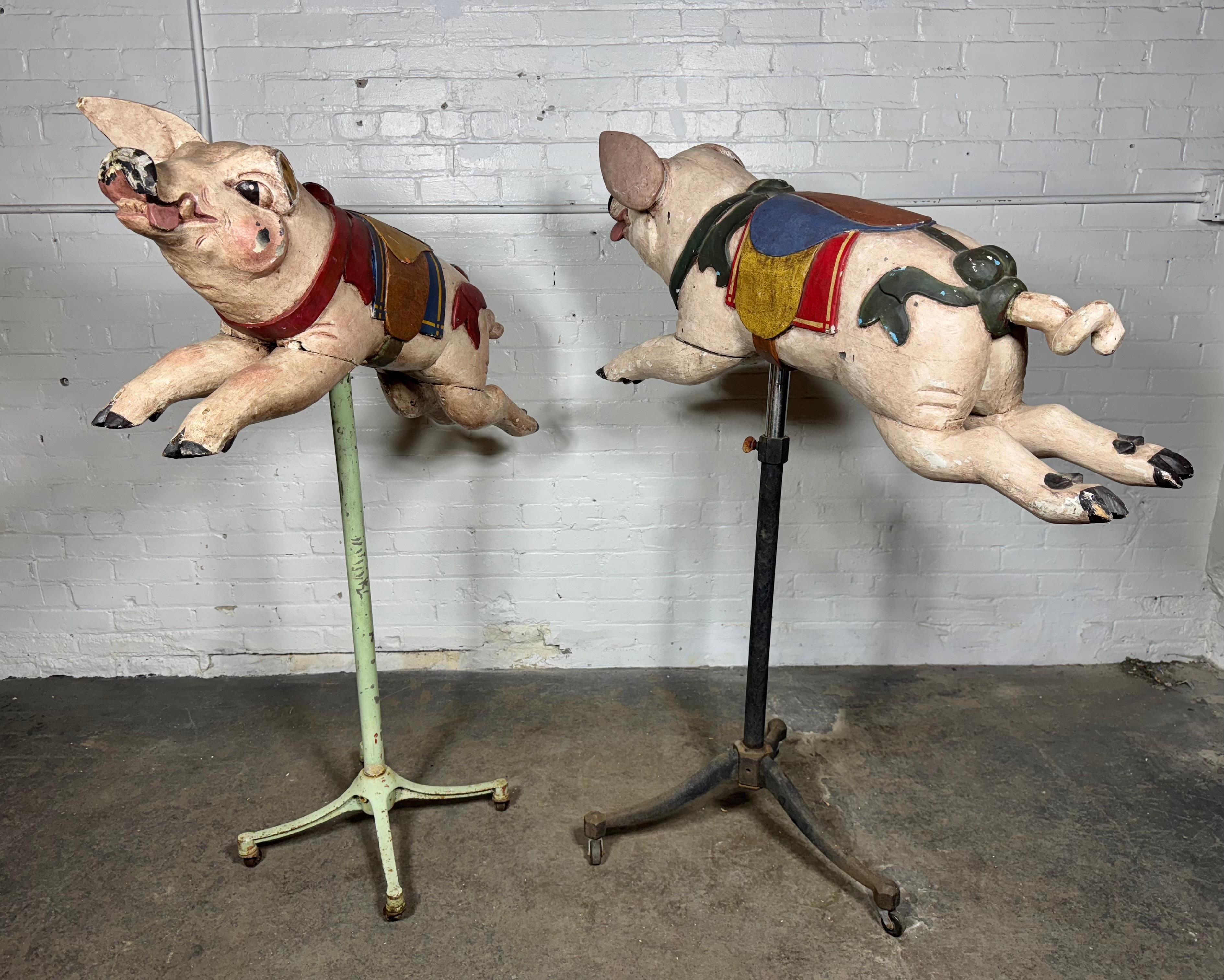Pareja de cerdos de carrusel de madera tallada, mediados del siglo XX , Francia Francés en venta