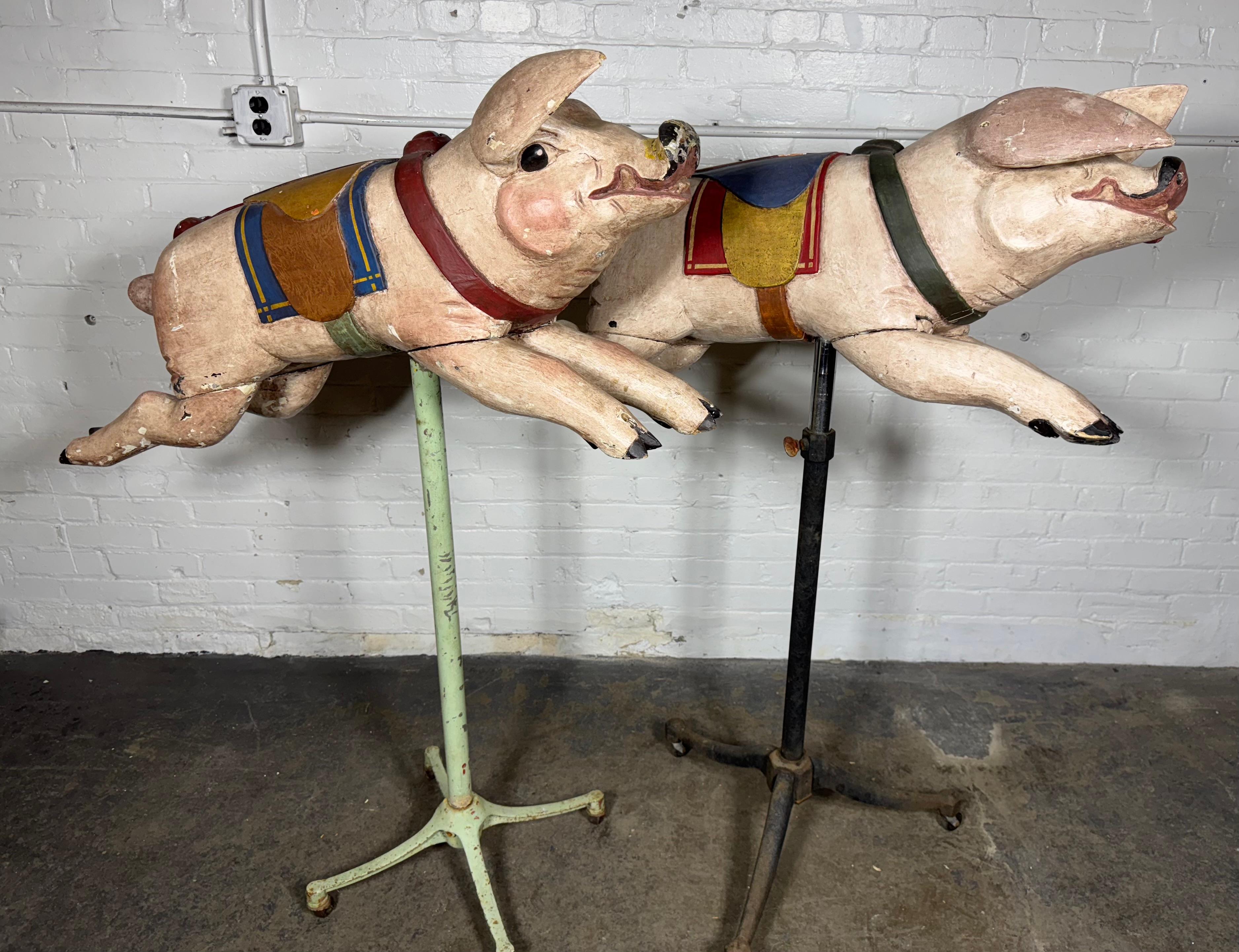 Pareja de cerdos de carrusel de madera tallada, mediados del siglo XX , Francia en venta 2