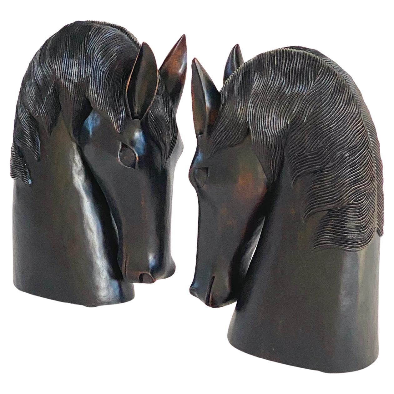 Coppia di busti di cavallo in legno intagliato - decorazioni equestri d
epoca alte 16,5".