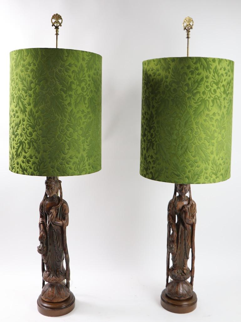 Hollywood Regency Paire de lampes de table en bois sculpté représentant des Bouddhas tibétains en vente