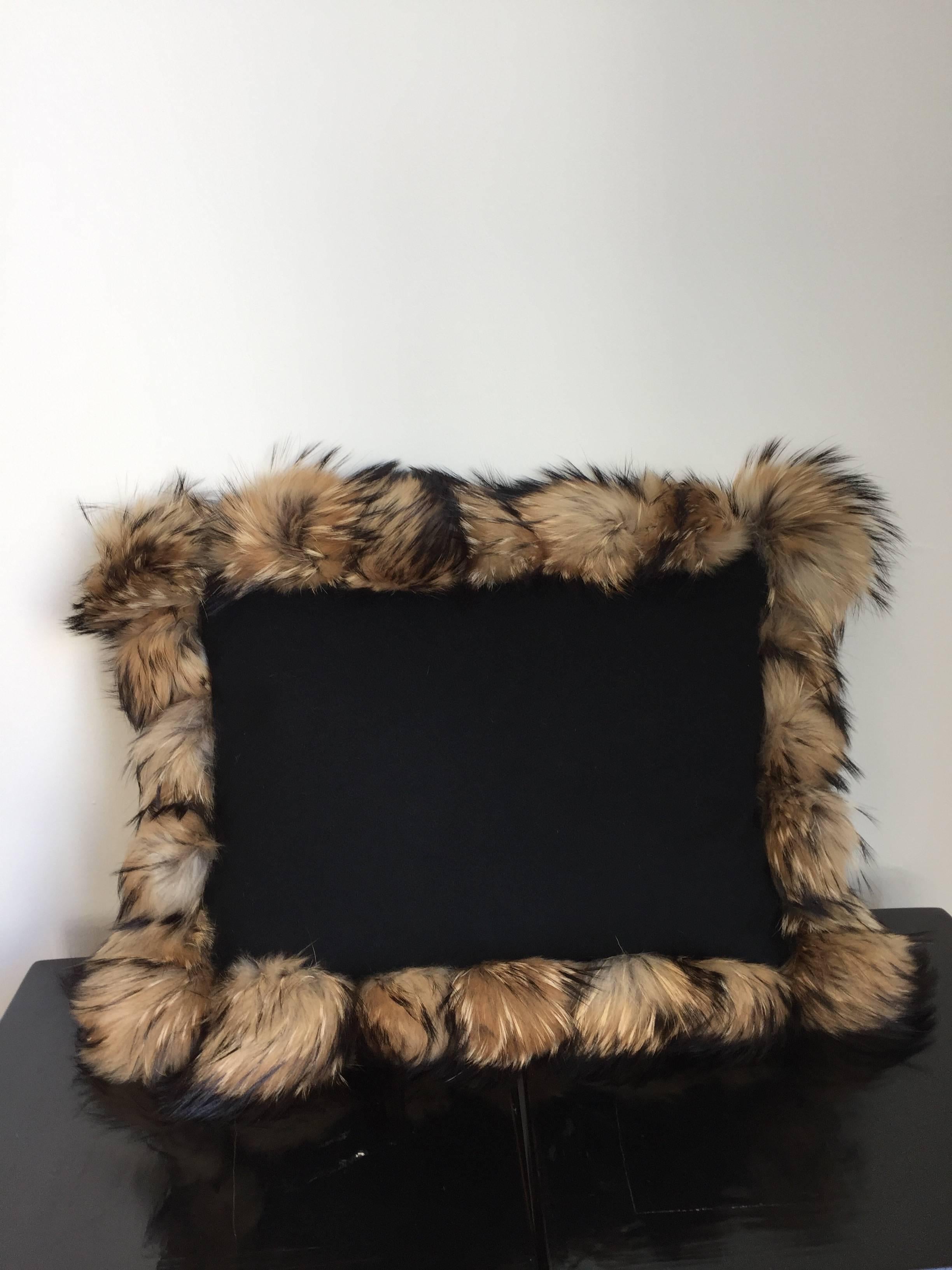 Dekorative Kissen in 100% Kaschmirwolle Farbe schwarz mit Pelzbesatz Raccoon Pompons,
Gesamtgröße ca. 65 x 55cm inkl. Besatz, Größe 50 x 40cm für Kaschmirkissen plus Pelzbesatz aus einzelnen Waschbär-Pompons, Kissenbezüge sind mit Futterfarbe
