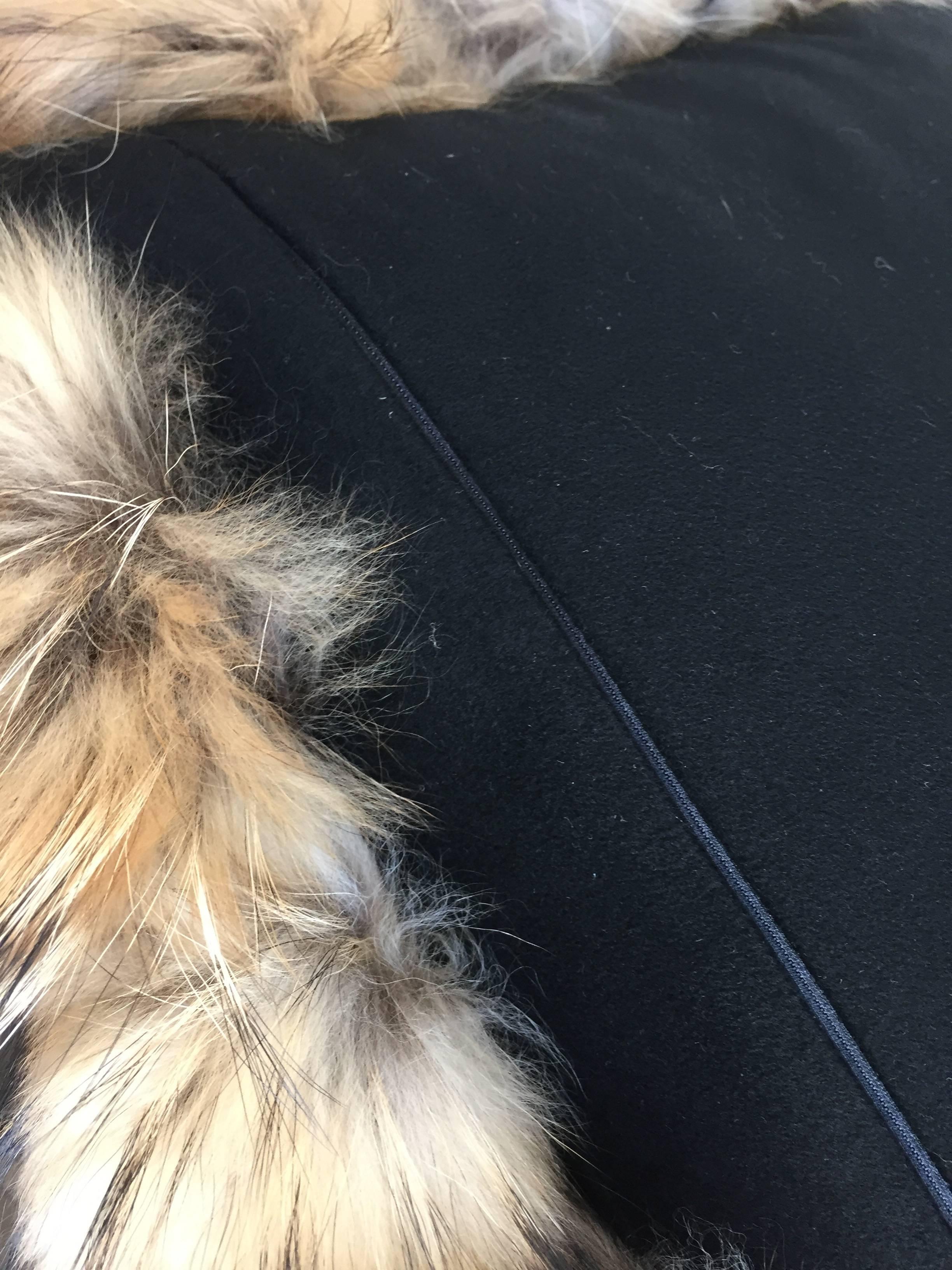 Paar Kaschmir-Wolle-Kissen, Farbe Schwarz mit Pelzbesatz, Raccoon, Paar (Moderne) im Angebot