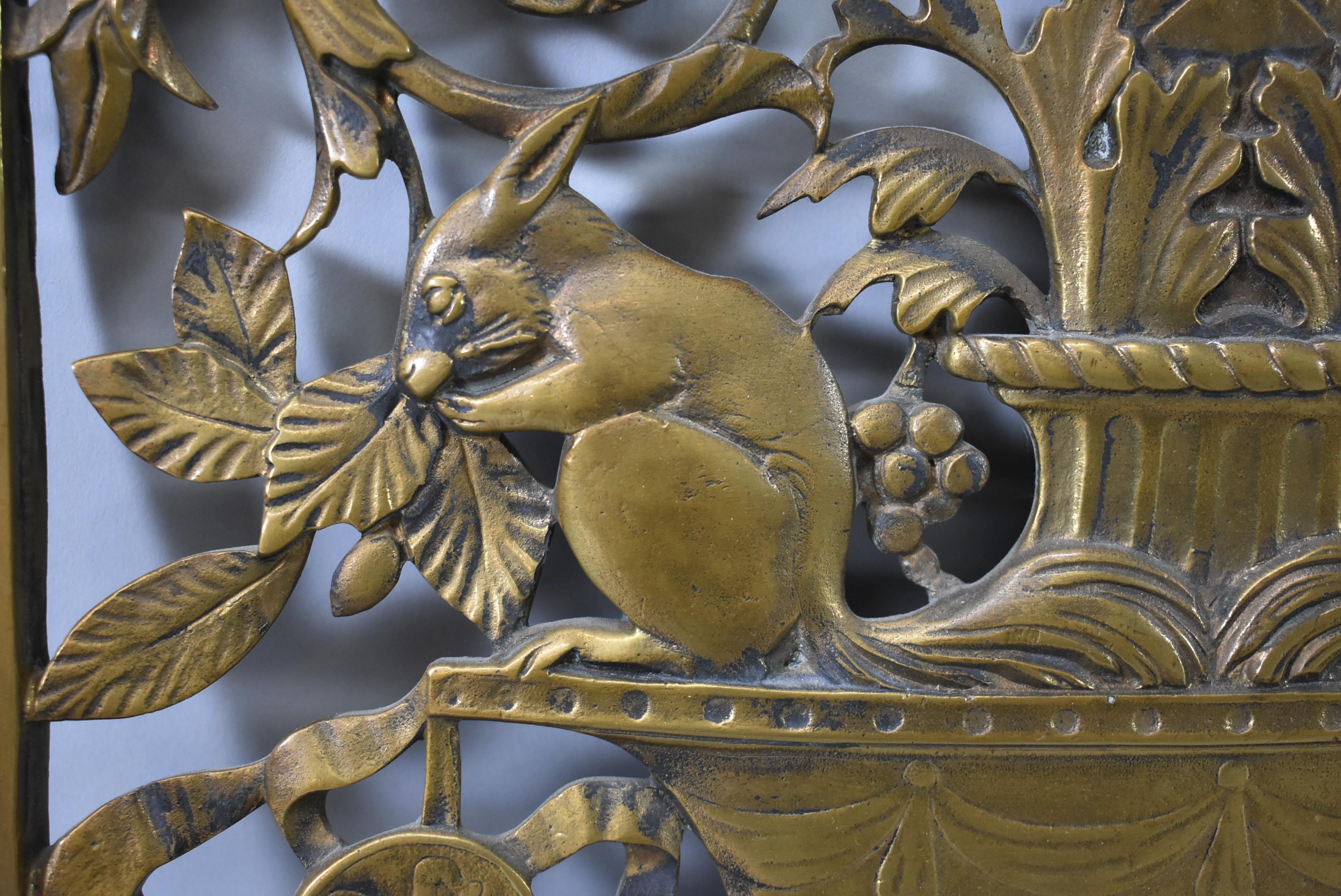 Paar Art-Déco-Wandtafeln aus Bronzeguss mit Vögeln, Eichhörnchen und Storken, Blumendetails  (Art déco) im Angebot