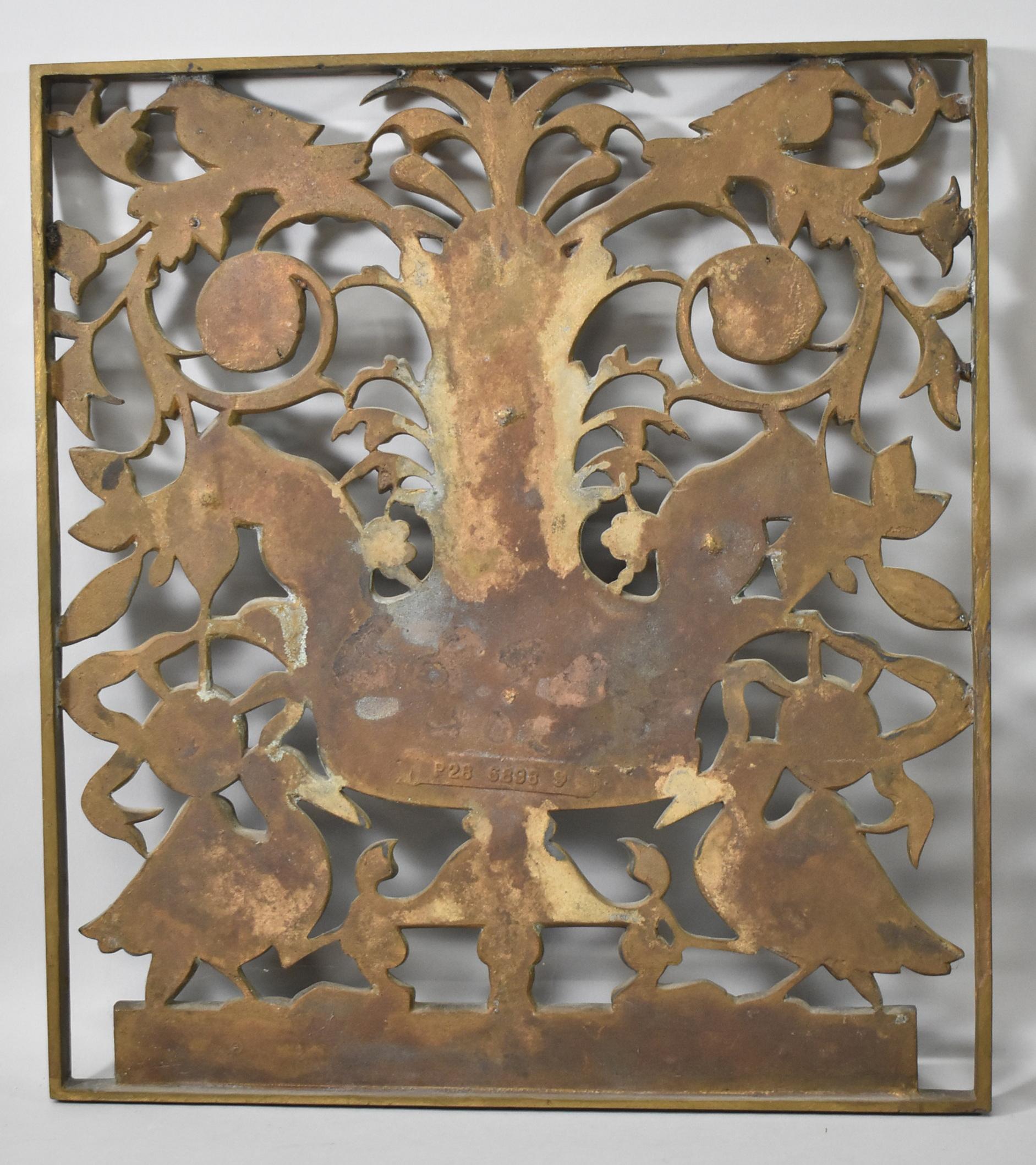 Paar Art-Déco-Wandtafeln aus Bronzeguss mit Vögeln, Eichhörnchen und Storken, Blumendetails  (20. Jahrhundert) im Angebot