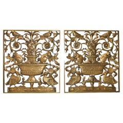 Paire de panneaux muraux Art Déco en bronze moulé Oiseaux, écureuils et fougères Détails floraux