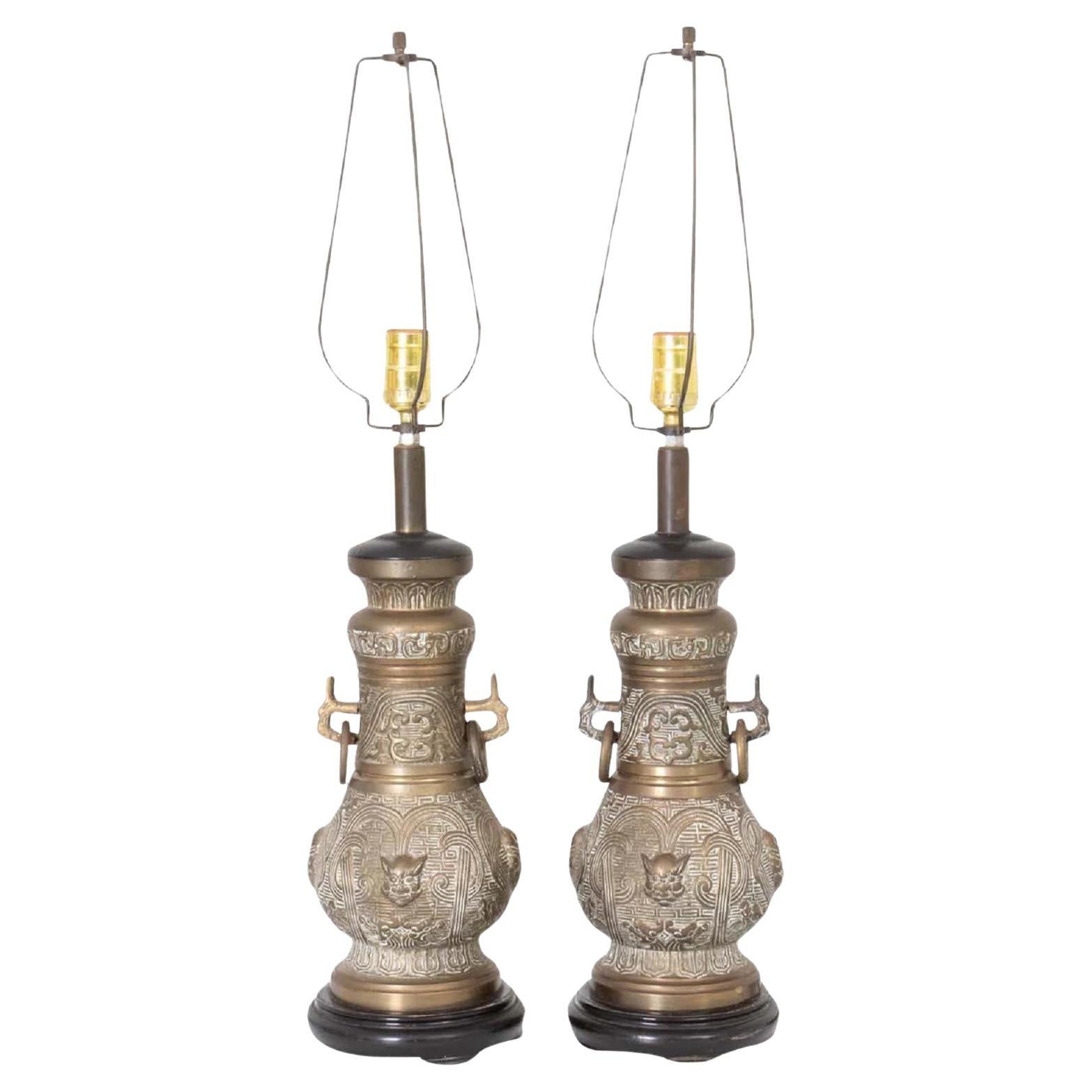Lampade in bronzo in stile Asian Style di James Mont, tutte originali, con arpe originali su basi in legno. Come trovato.   Ben fatto, pesante. Condizioni di lavoro