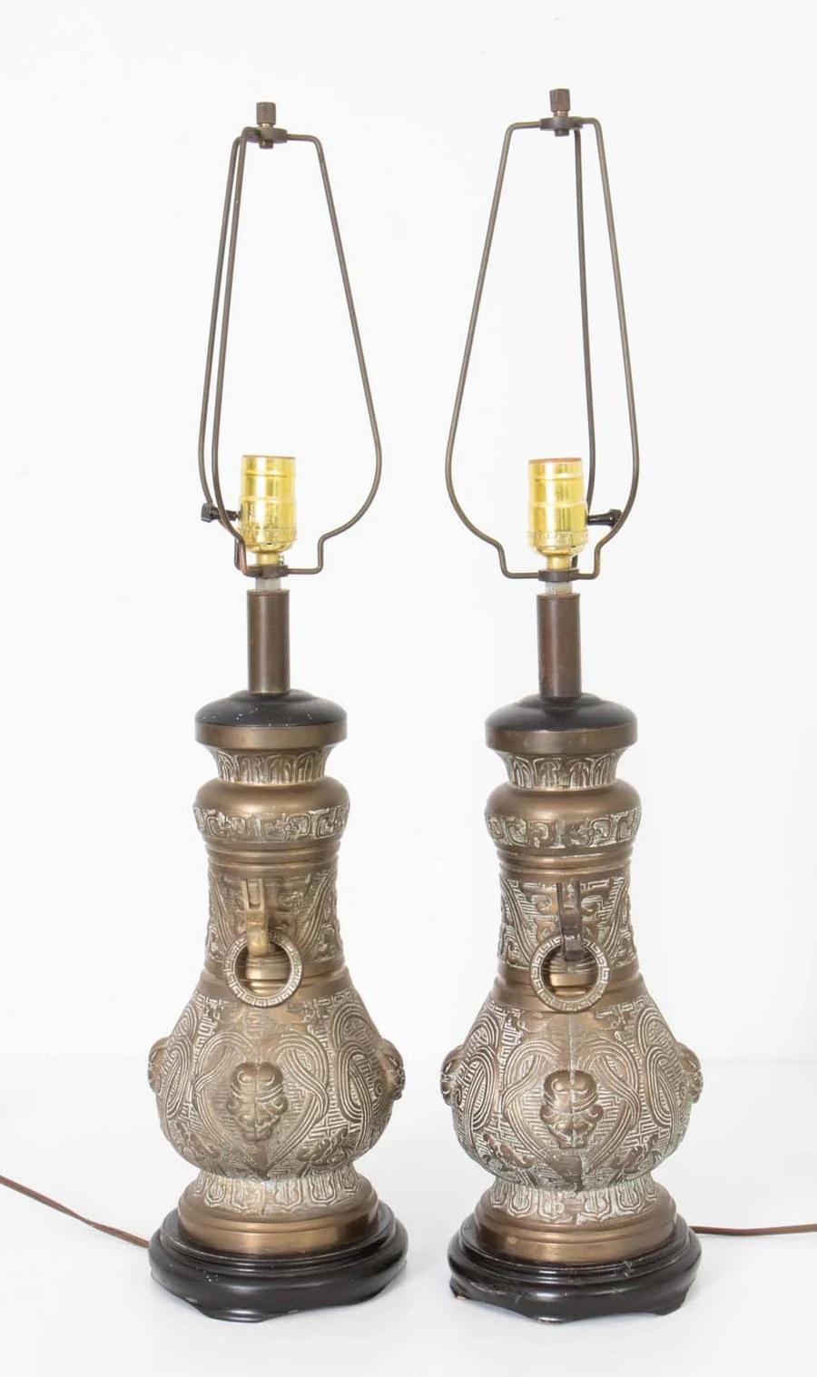 Americano Coppia di lampade in bronzo fuso in stile James Mont in vendita