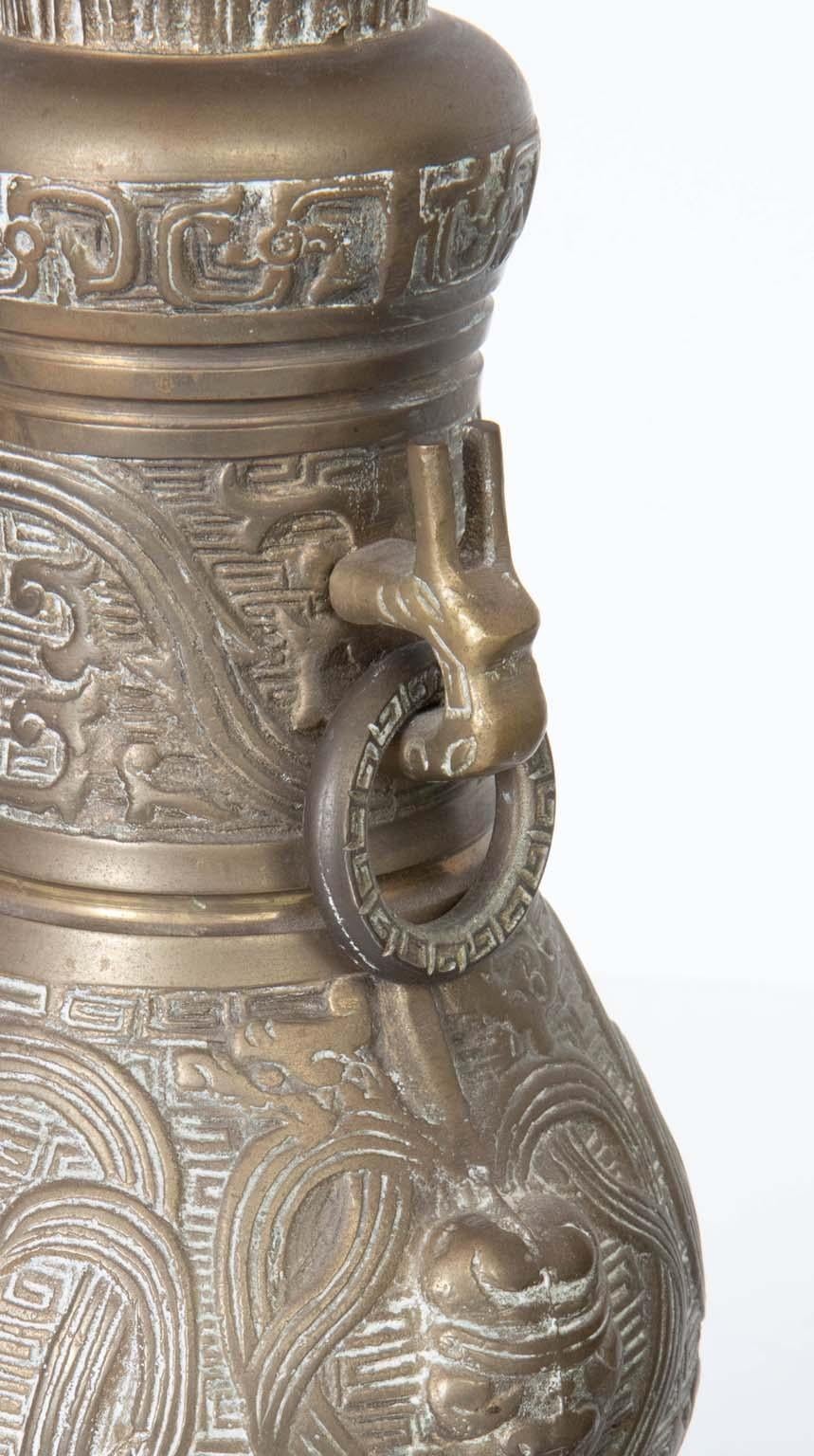 Metà XX secolo Coppia di lampade in bronzo fuso in stile James Mont in vendita