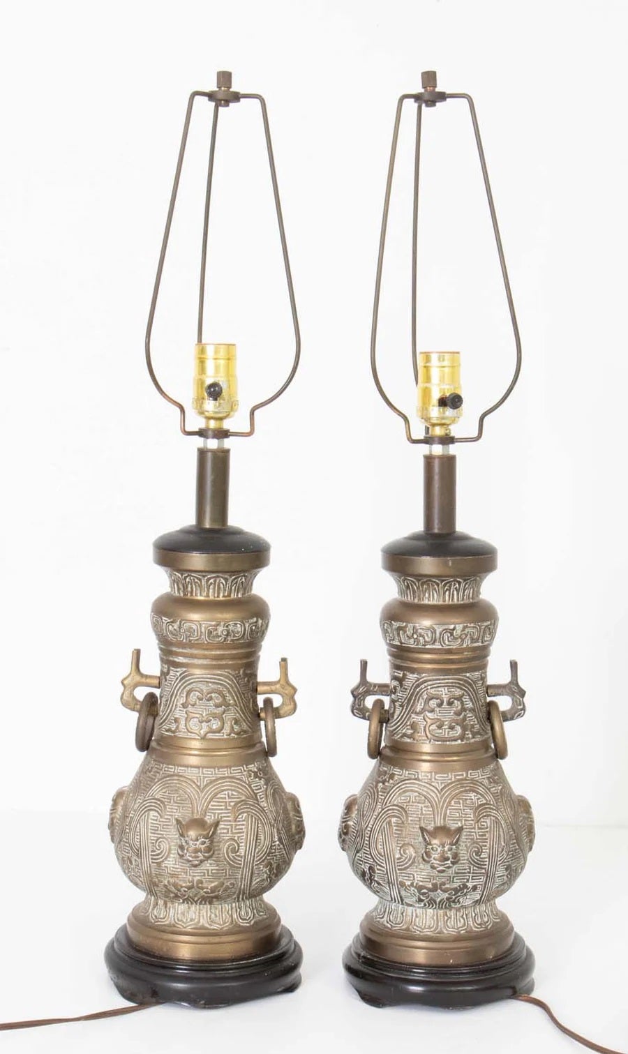 Coppia di lampade in bronzo fuso in stile James Mont