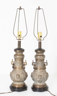 Coppia di lampade in bronzo fuso in stile James Mont