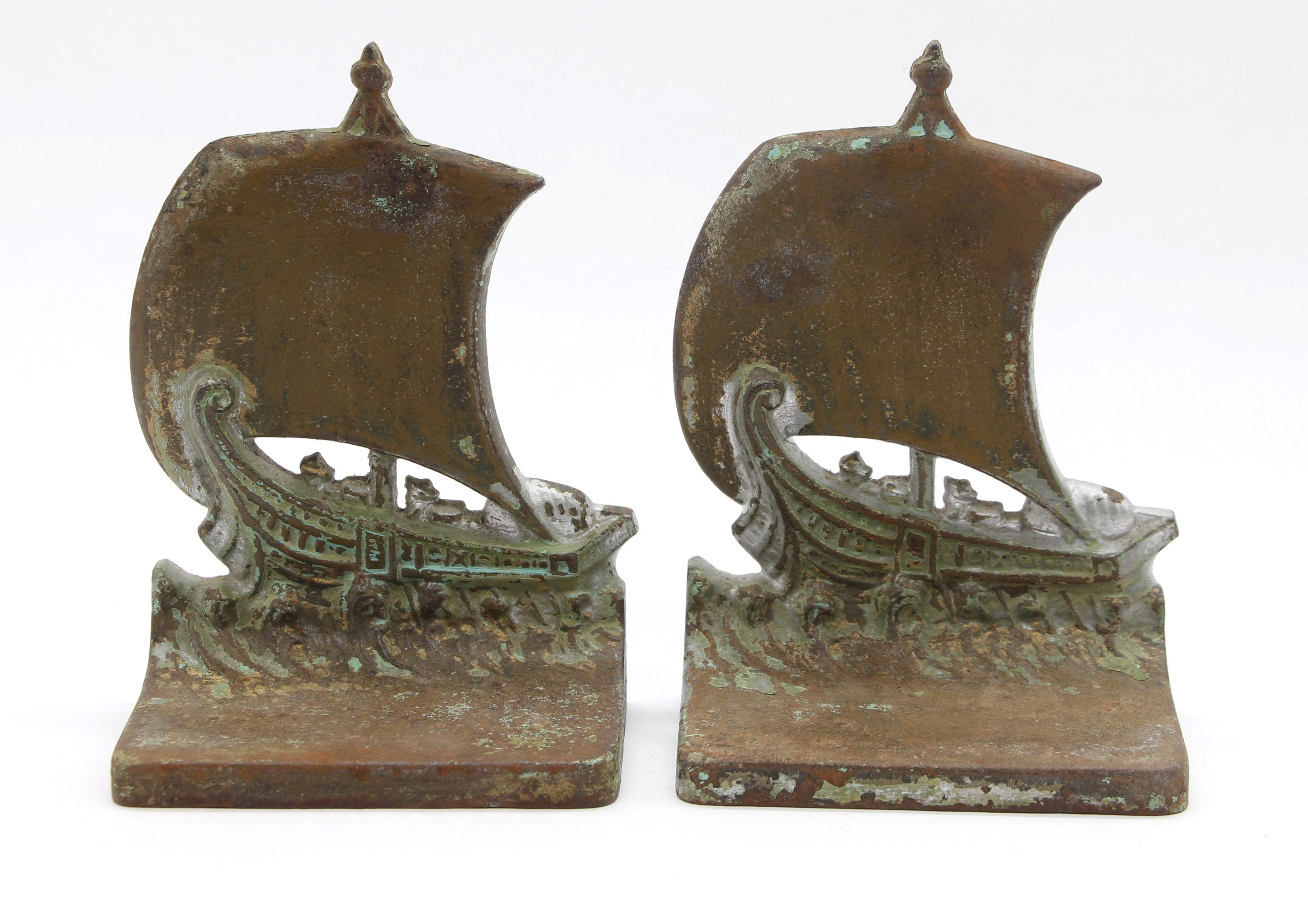 Ein Paar majestätische Wikingerschiff-Buchstützen aus den frühen 1920er Jahren, die mit vollen Segeln durch offene Gewässer pflügen. Bi Bradley + Hubbard, verifiziert durch ein B+H-Siegel auf der Unterseite. Der Preis gilt für ein Paar. Diese können