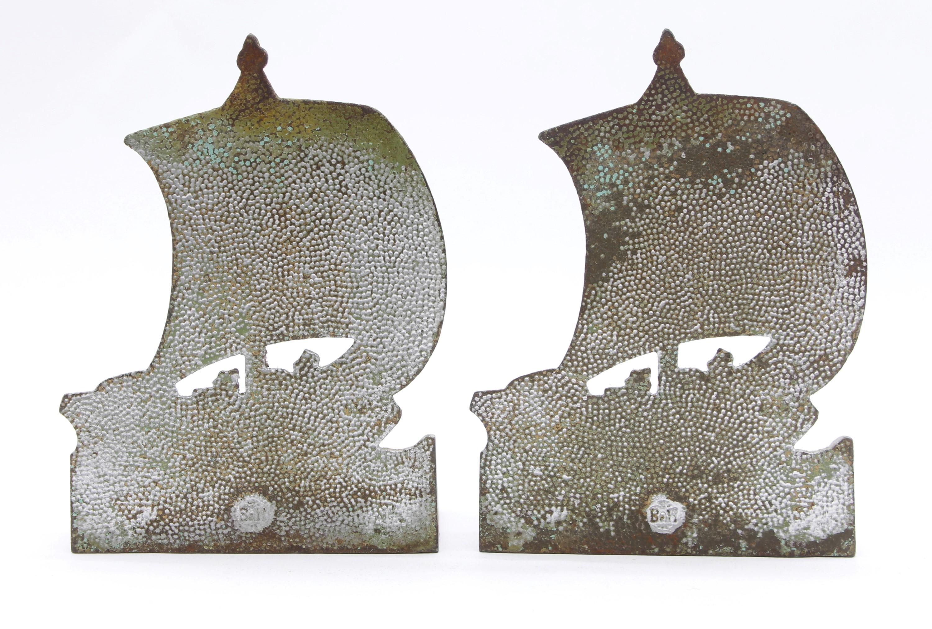 Pair Cast Iron Viking Ship Bookends Full Sail Bradley & Hubbard Manufacturers In Good Condition For Sale In New York, NY