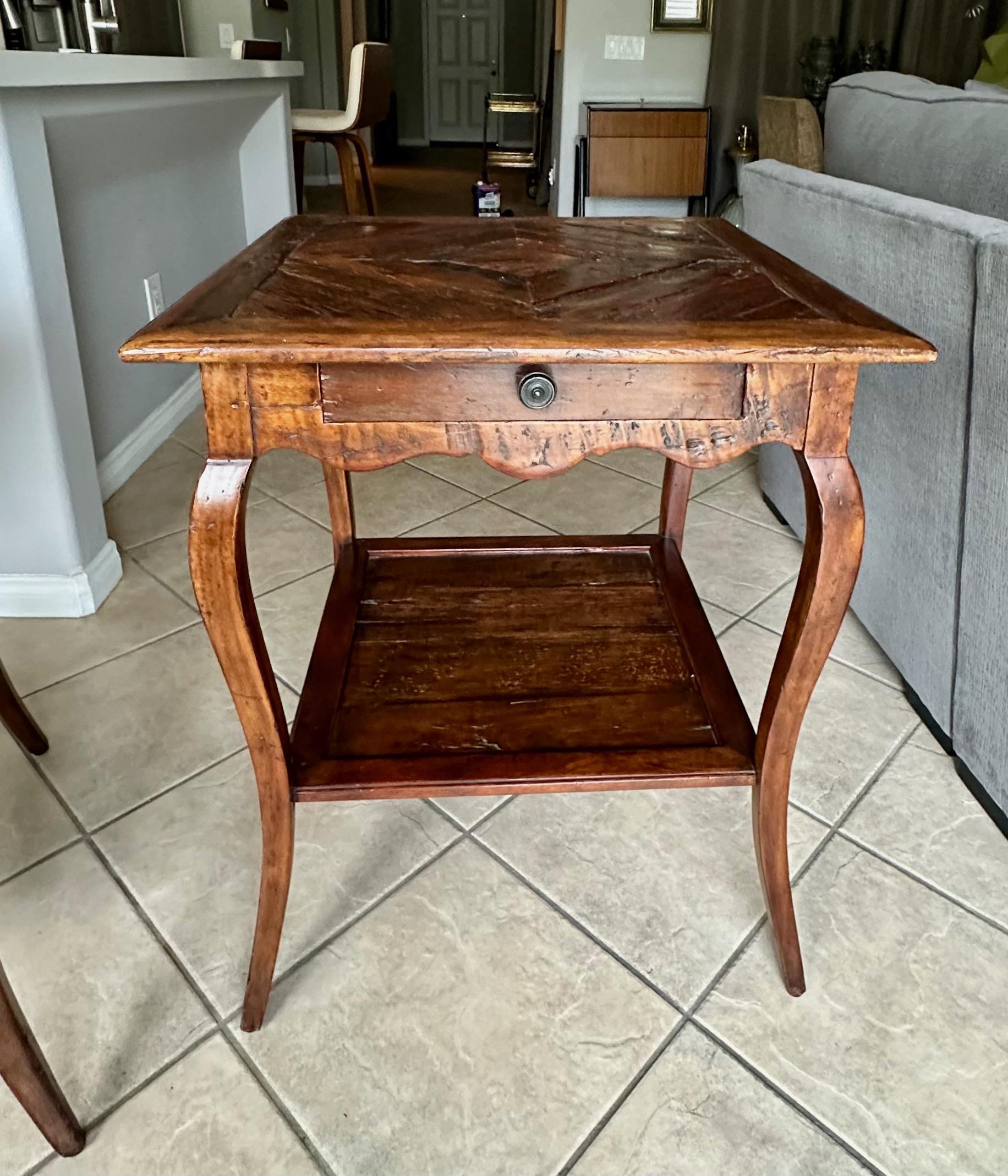 Pareja de mesas auxiliares de madera recuperada Castle Bromwich Theodore Alexander en venta 4