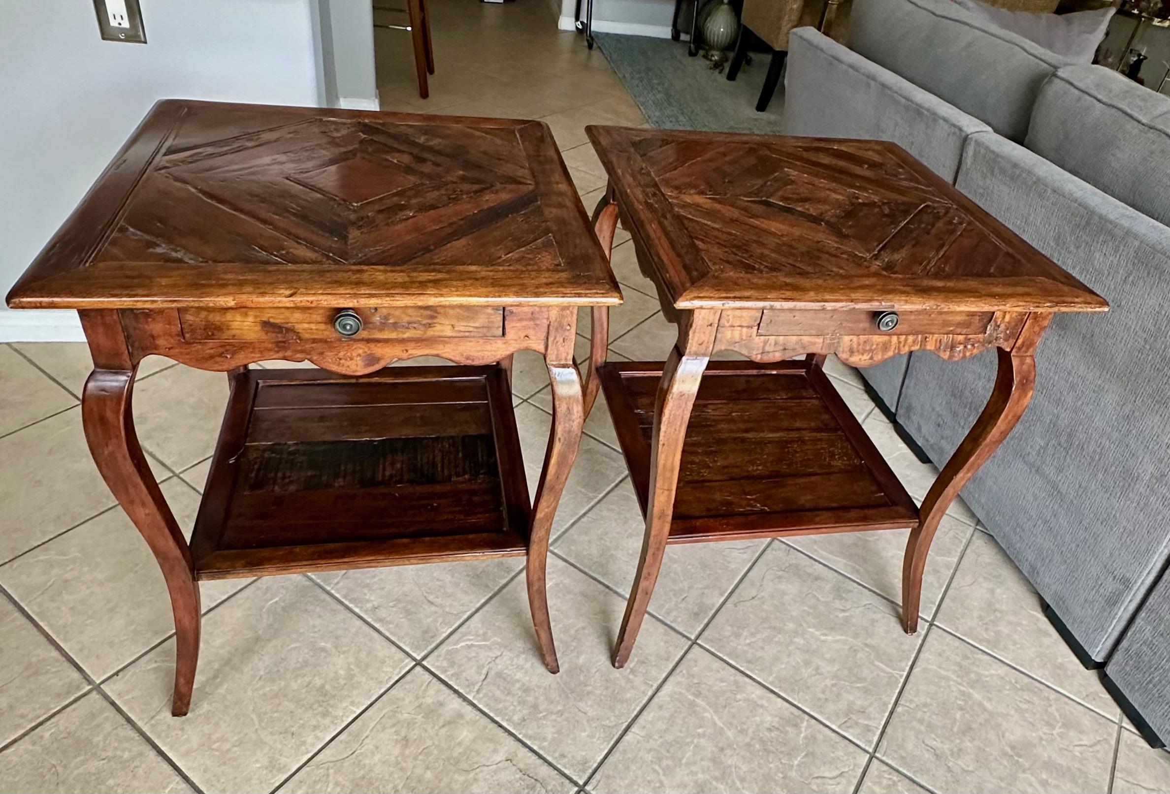 Pareja de mesas auxiliares de madera recuperada Castle Bromwich Theodore Alexander en venta 13