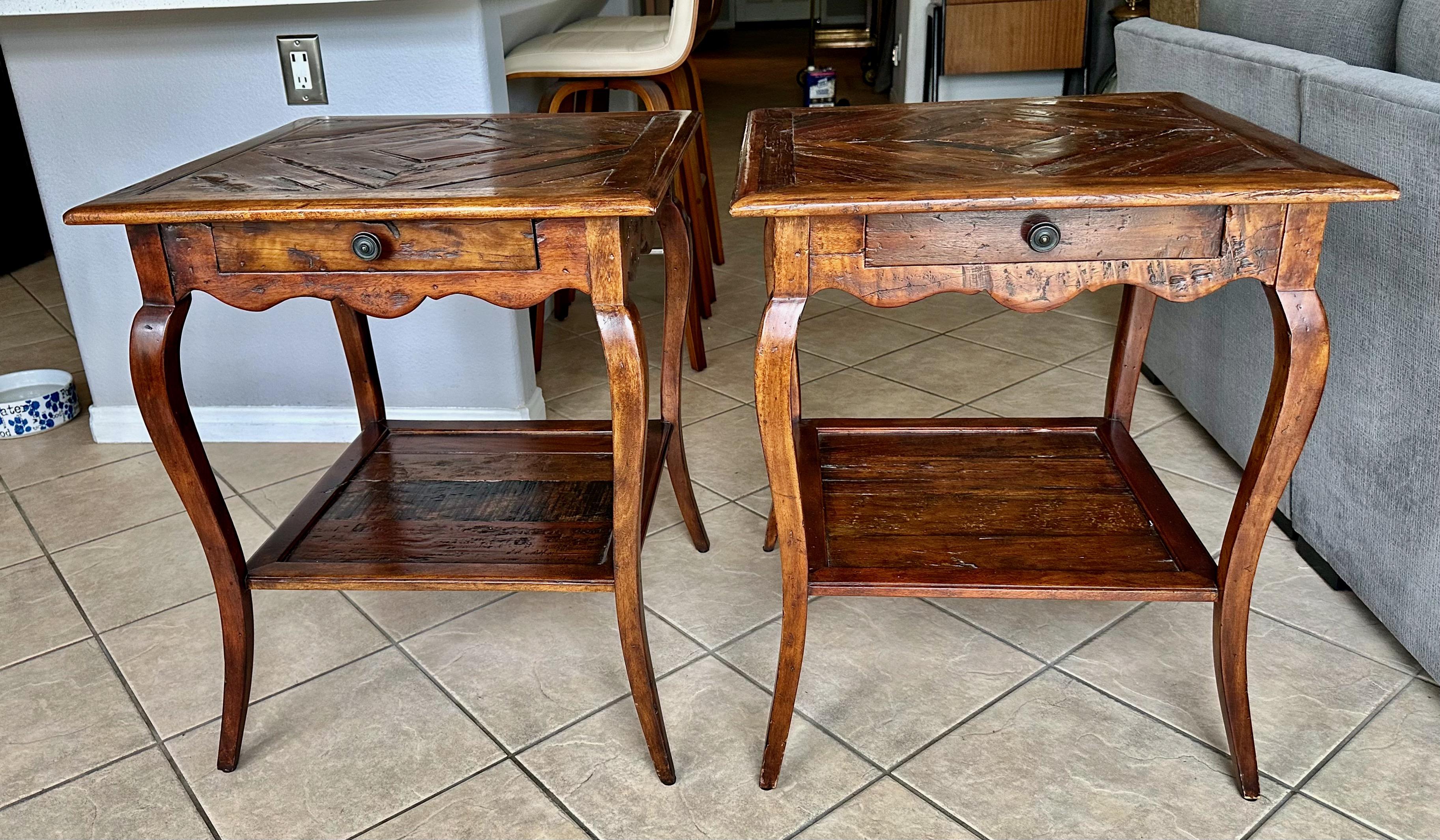 Pareja de mesas auxiliares de madera recuperada Castle Bromwich Theodore Alexander en venta 14