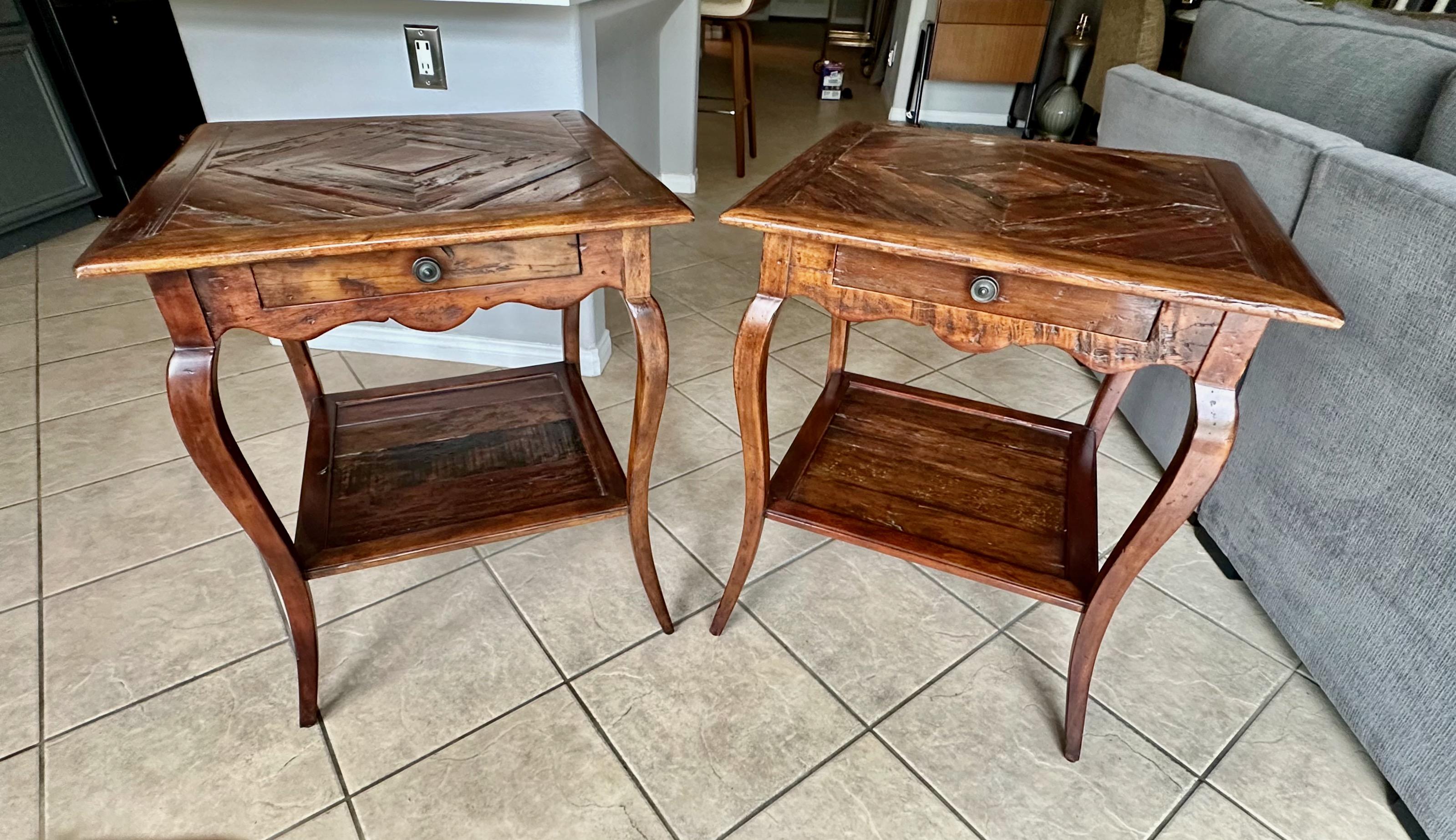 Pareja de mesas auxiliares de madera recuperada Castle Bromwich Theodore Alexander Estadounidense en venta