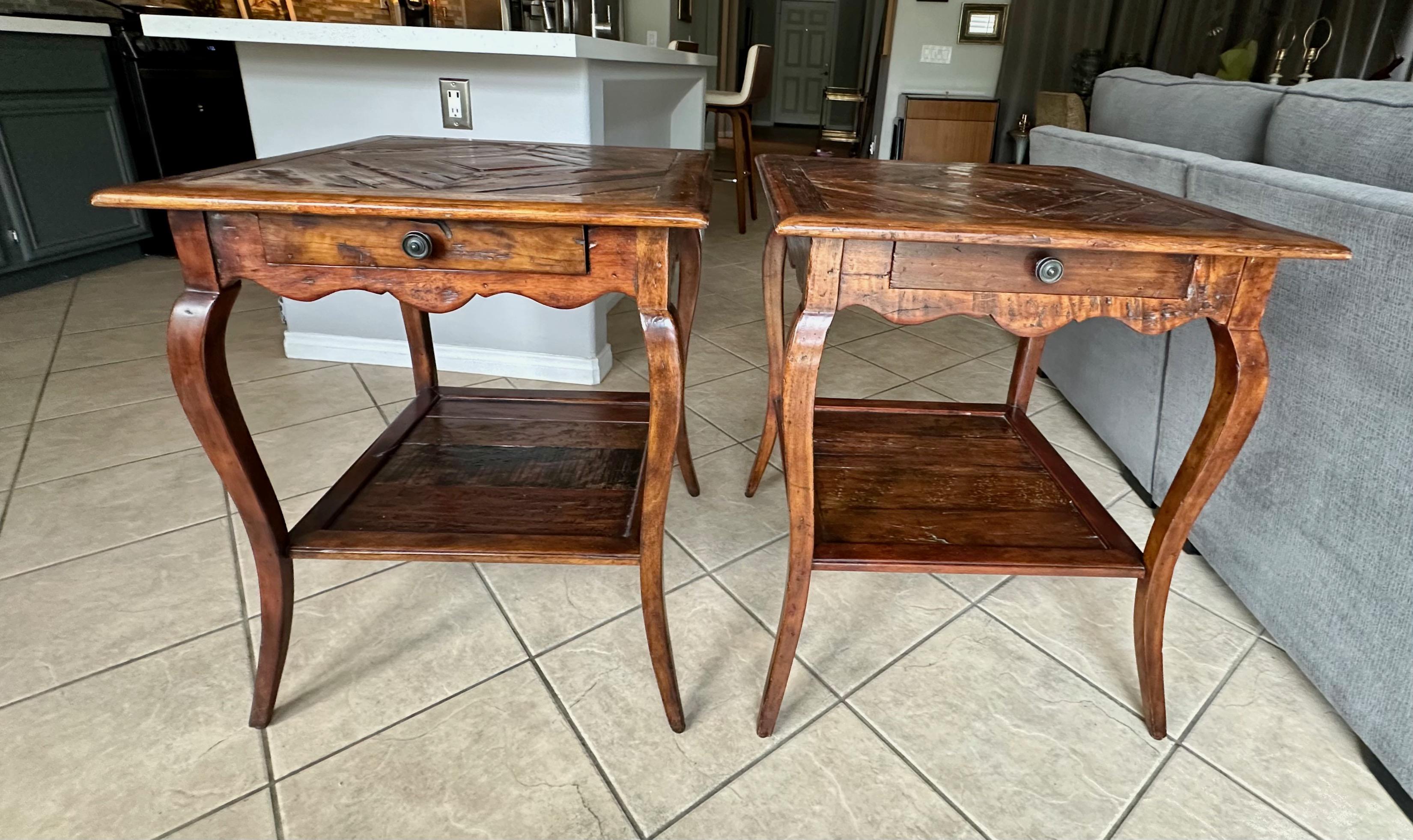Pareja de mesas auxiliares de madera recuperada Castle Bromwich Theodore Alexander en Bueno estado para la venta en Palm Springs, CA
