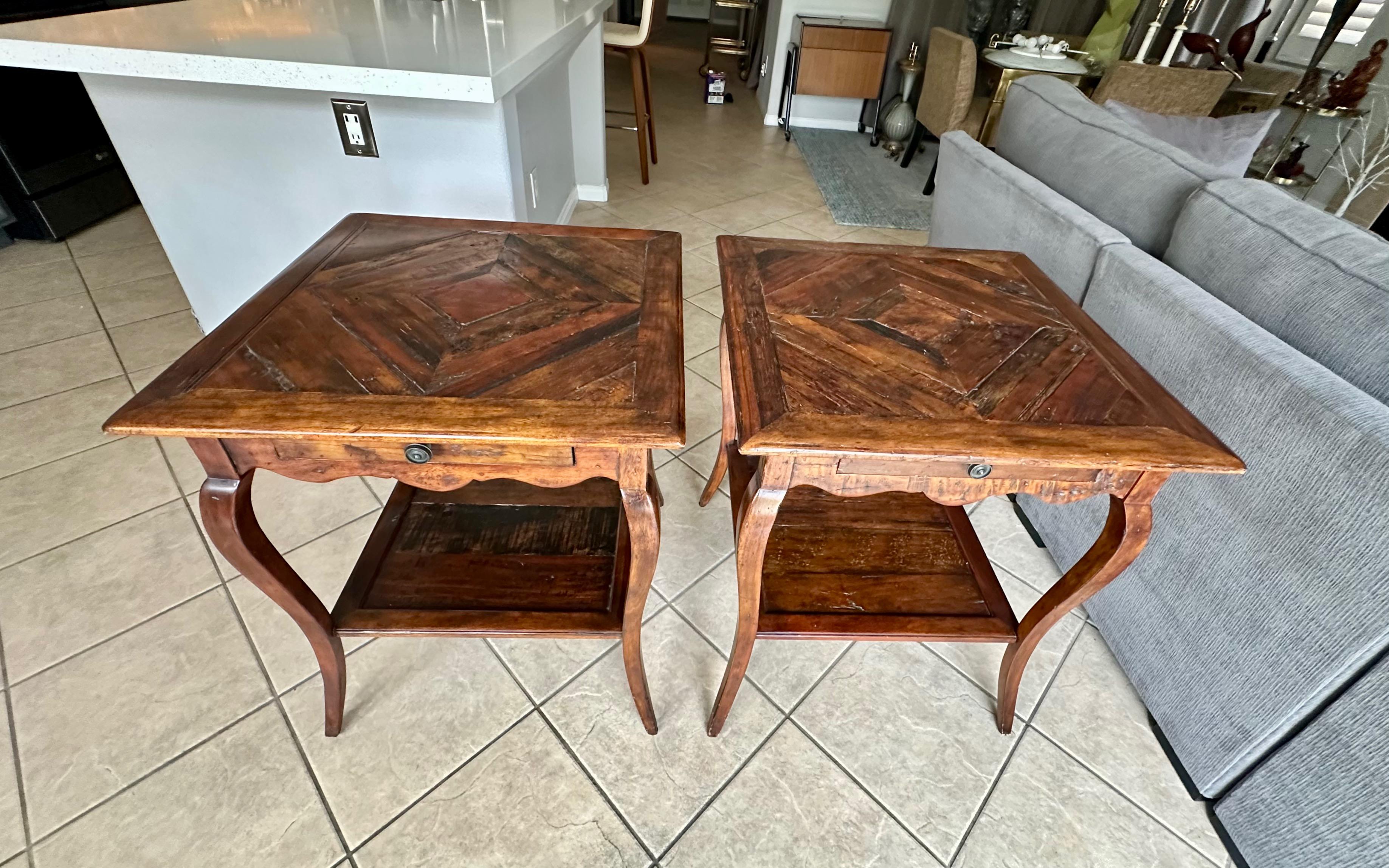 Pareja de mesas auxiliares de madera recuperada Castle Bromwich Theodore Alexander Madera en venta
