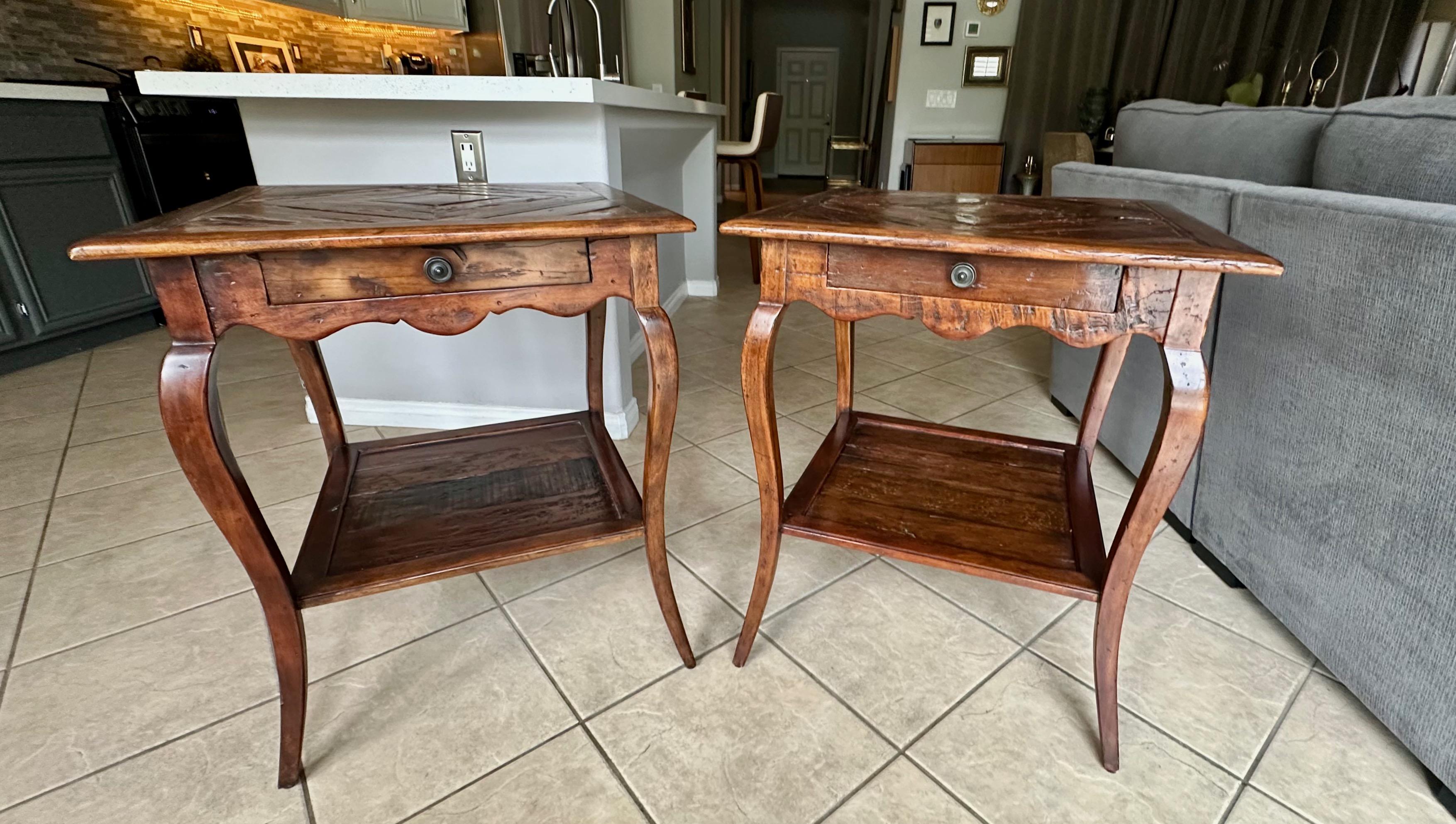 Pareja de mesas auxiliares de madera recuperada Castle Bromwich Theodore Alexander en venta 2
