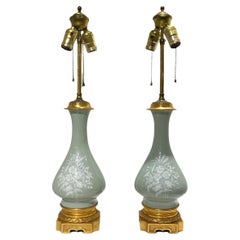 Paire de lampes de bureau vert céladon et blanc Pate-sur-pate en porcelaine et bronze